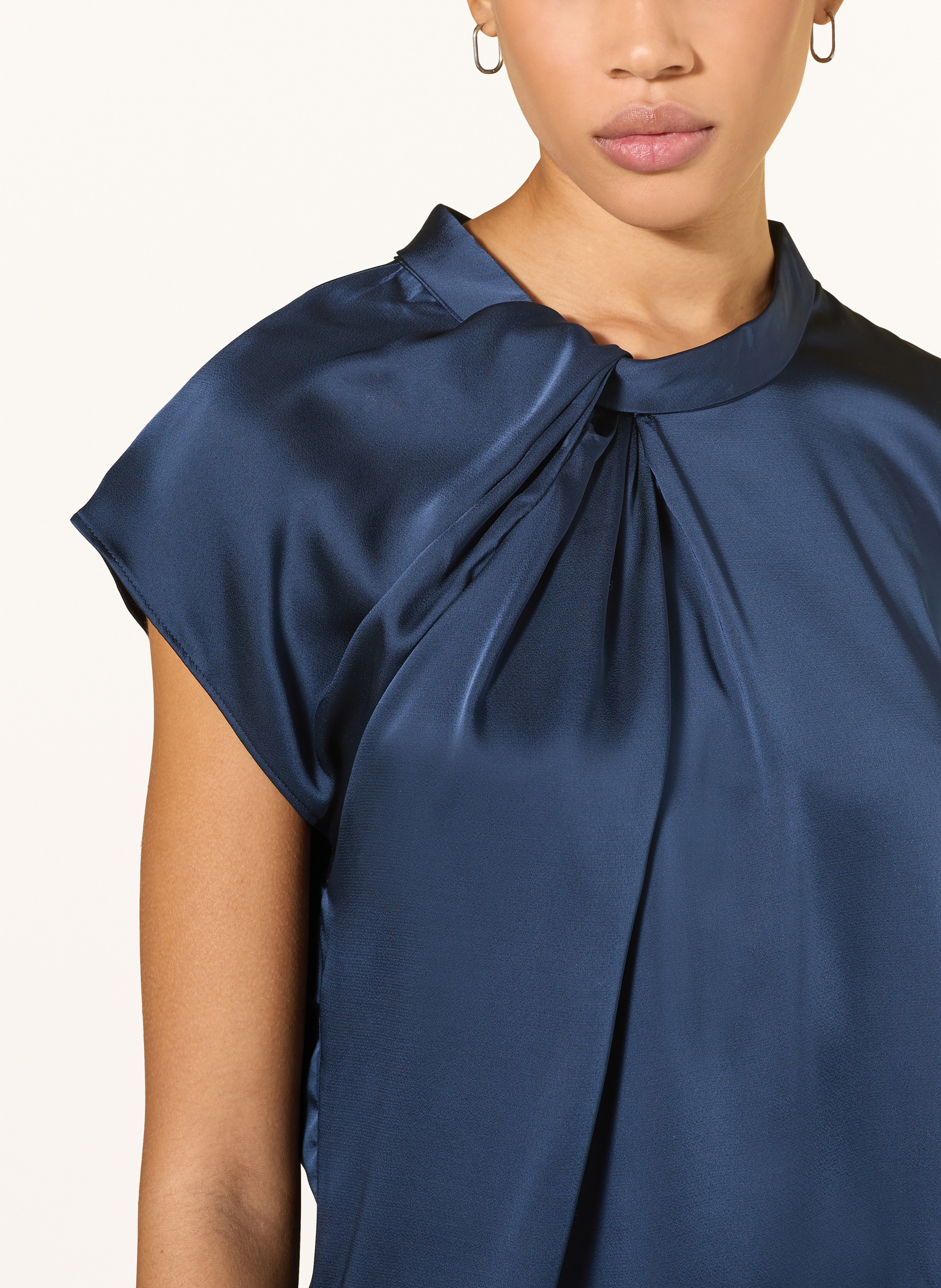 Thumbnail - Neo Noir Blusenshirt Fleur Aus Satin blau