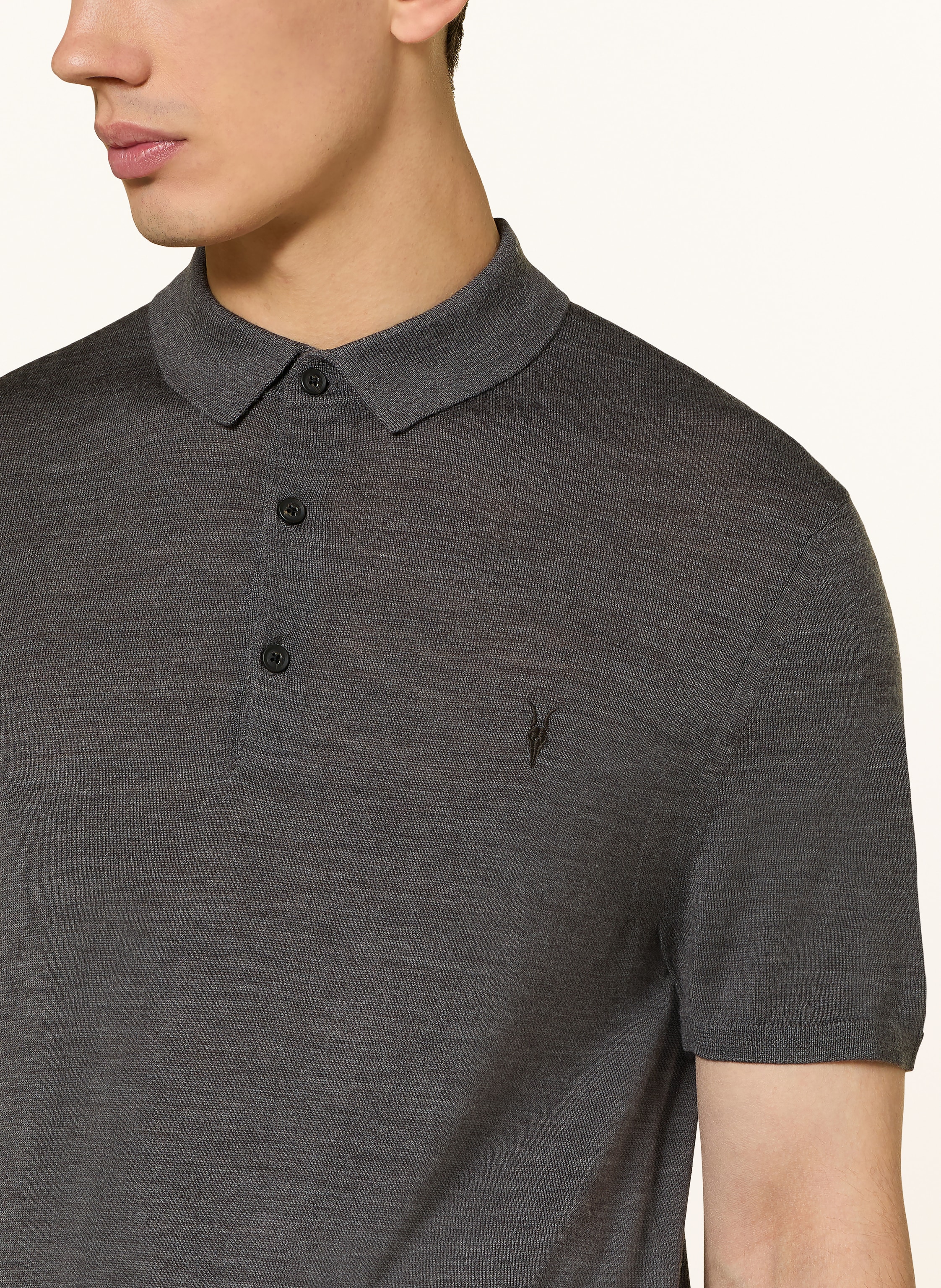 Thumbnail - Allsaints Strick-Poloshirt Mode Merino Aus Merinowolle grau