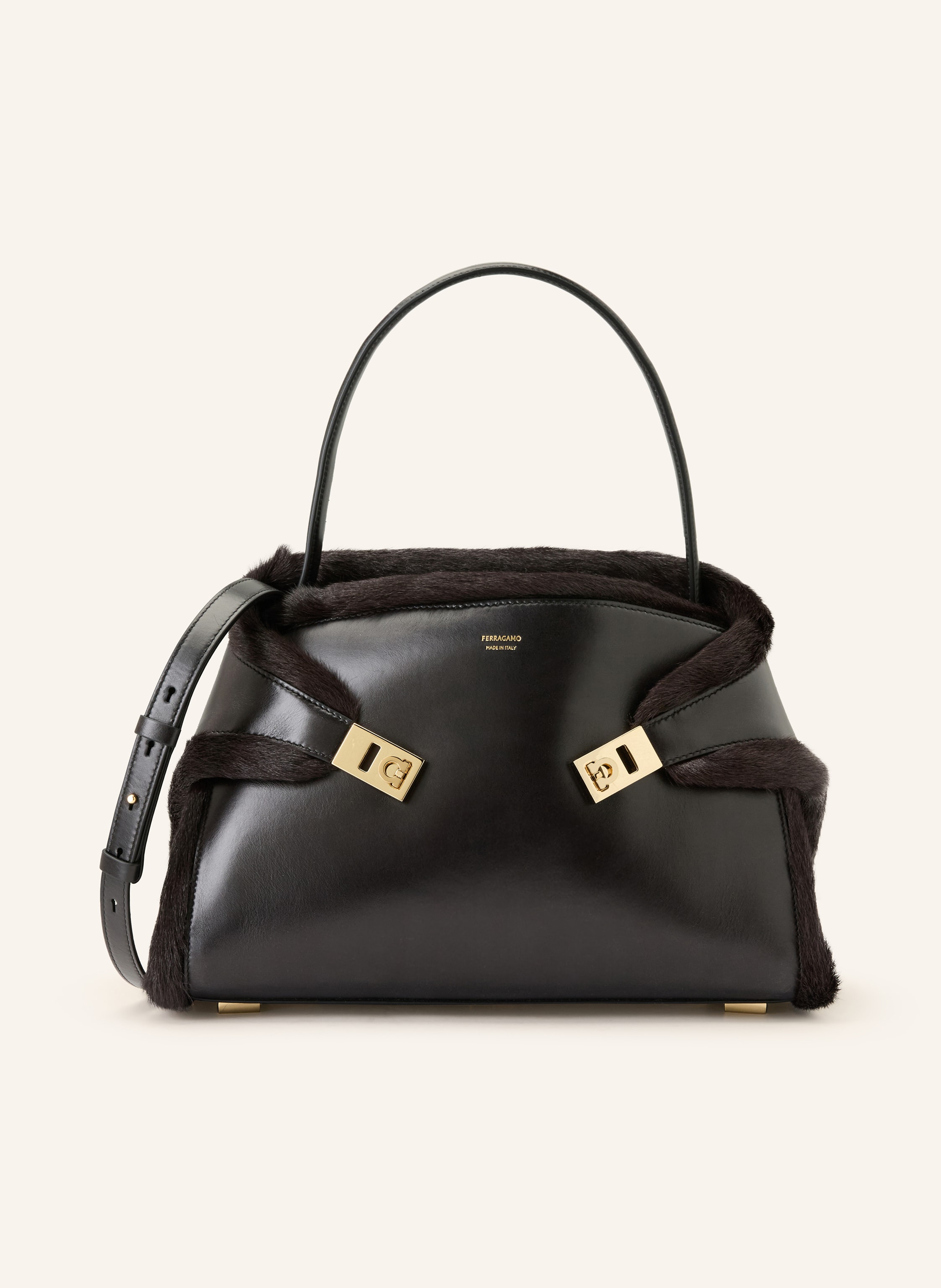 Ferragamo Ein Innenfach mit Reißverschluss. Innen zwei Hauptfächer. Zwei Kartenfächer. Schutzfüßchen. Knebelverschluss. Made in Italy. Label-Wording. Fein genarbtes Leder. Unifarben in schwarz