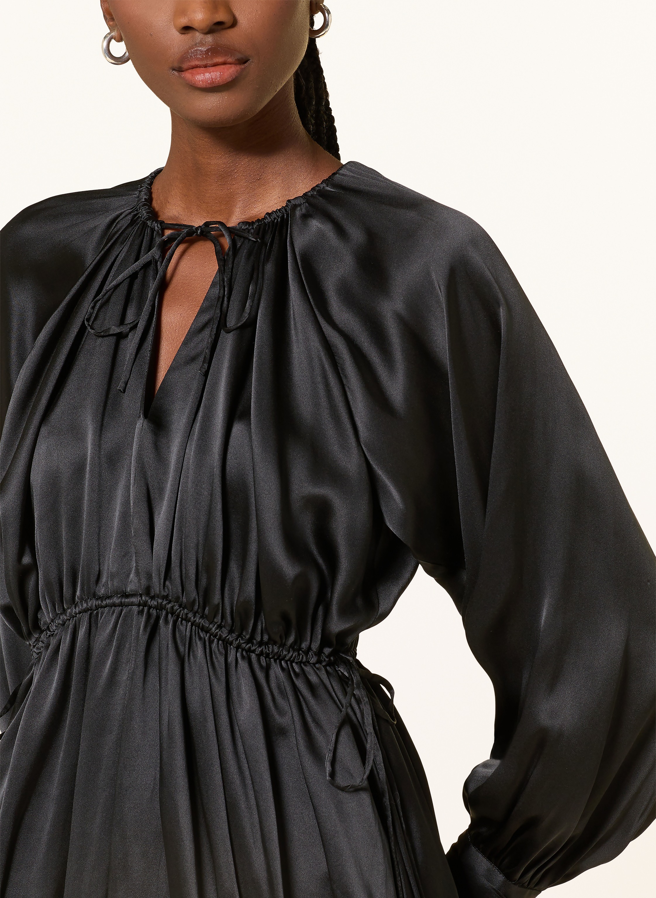 Thumbnail - Mrs & Hugs Satinkleid Mit Seide schwarz