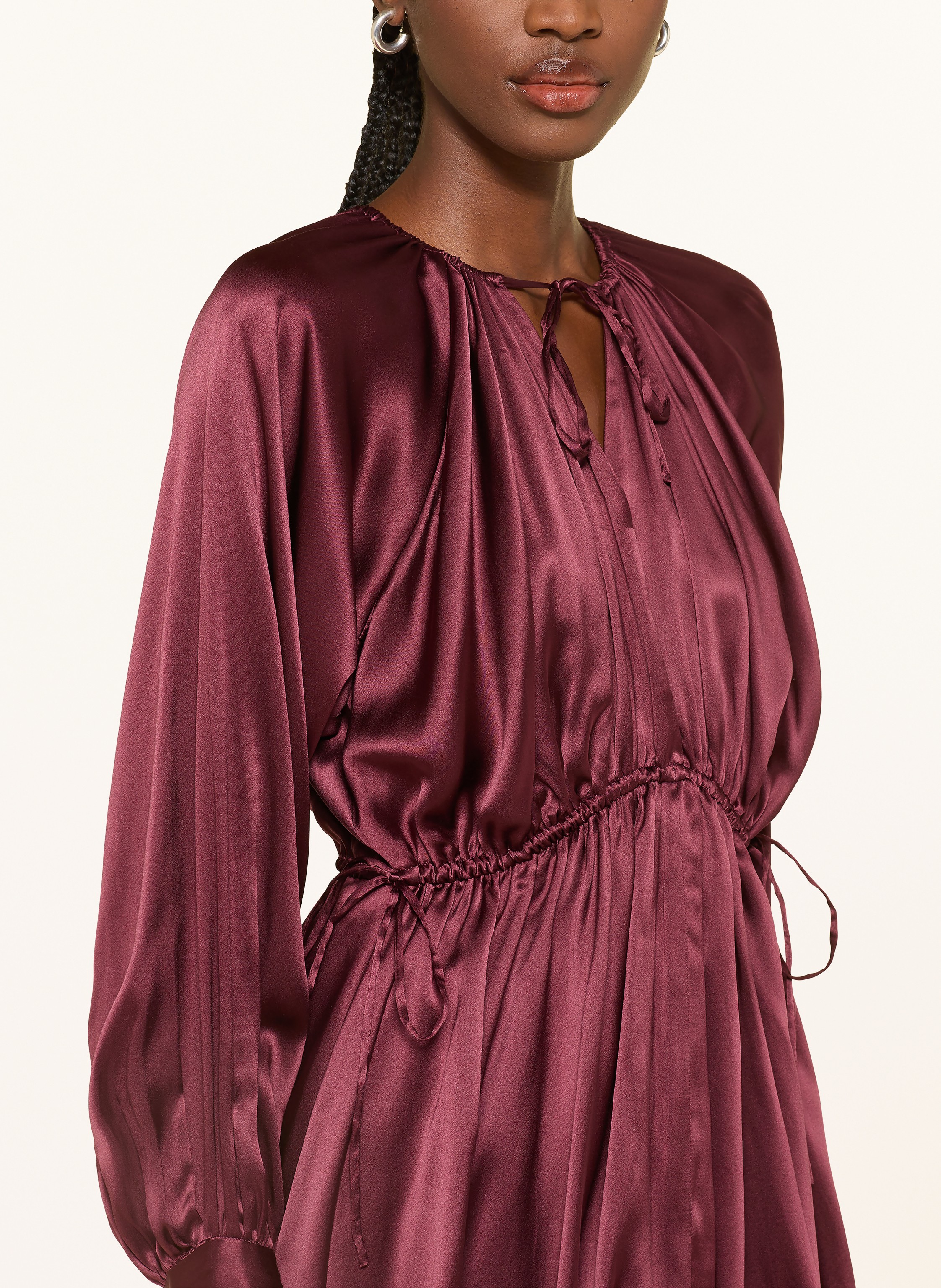 Thumbnail - Mrs & Hugs Satinkleid Mit Seide rot