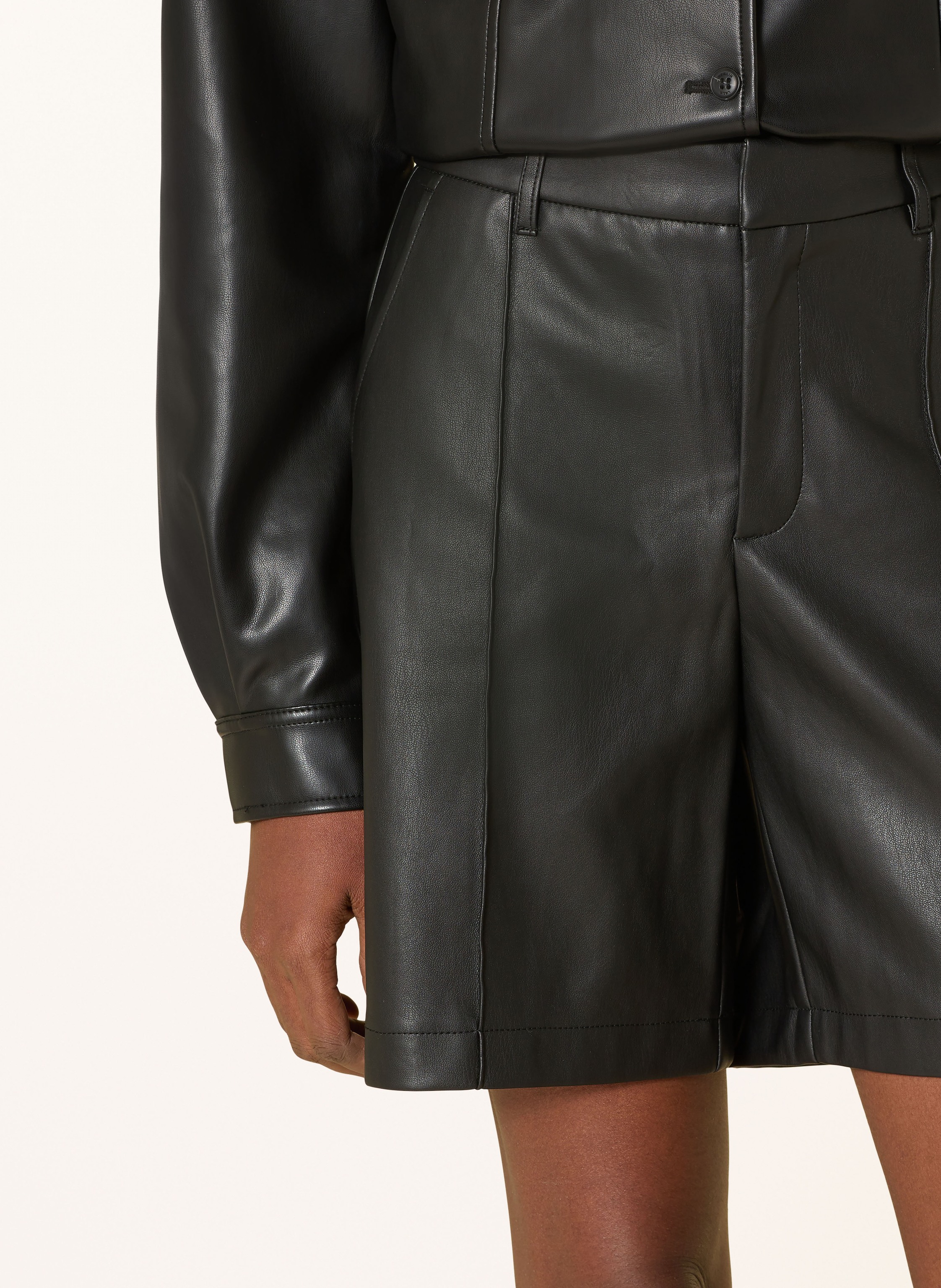 Thumbnail - Cartoon Shorts In Lederoptik schwarz