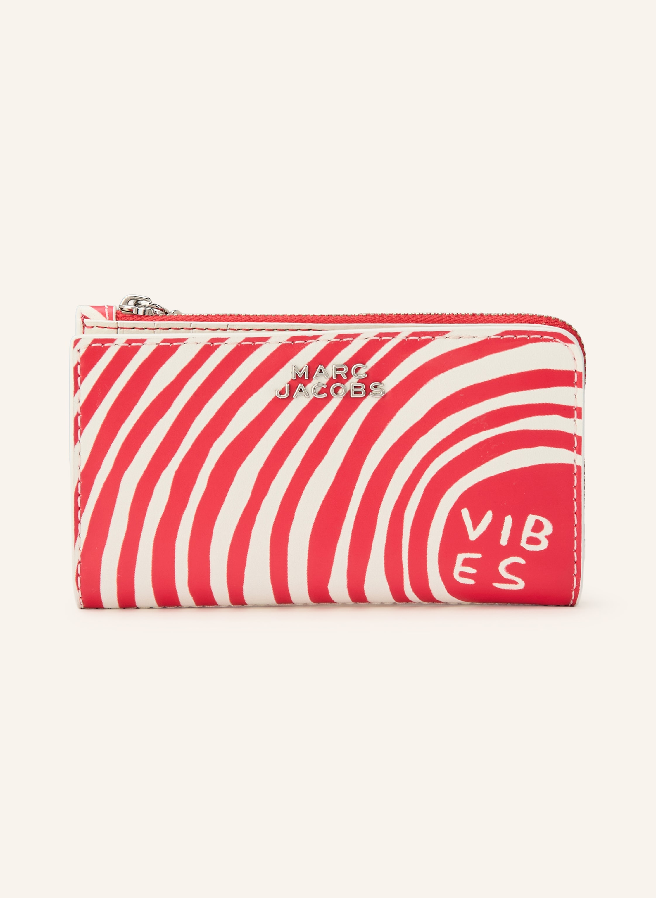 Marc Jacobs Diverse Steckfächer innen. Münzfach mit Reißverschluss. Druckknopf. Label-Detail. Label-Print. Allover-Print. Glattleder. Floraler Anhänger Medium in rot / weiss