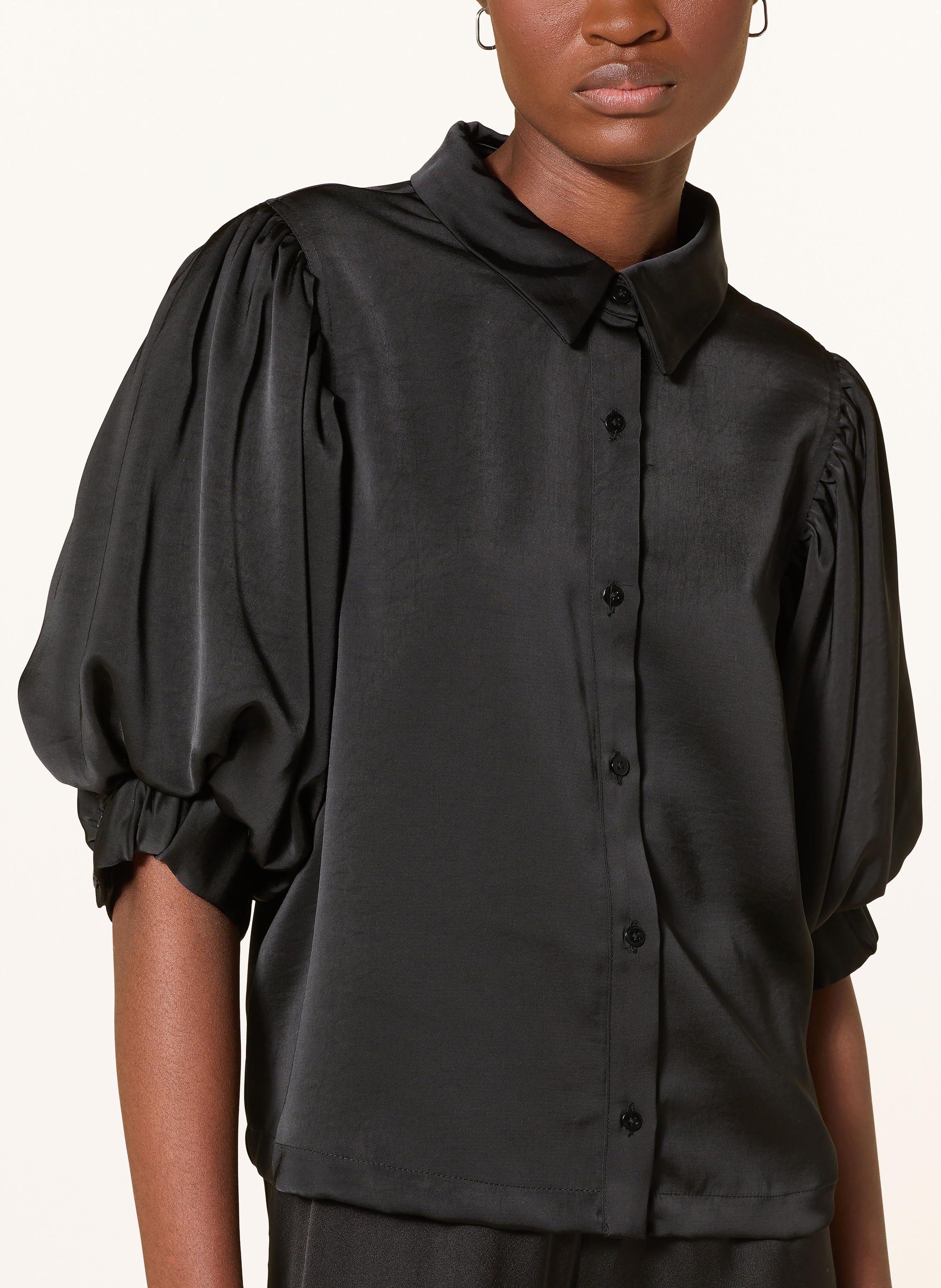 Thumbnail - Neo Noir Hemdbluse Etta Aus Satin Mit 3/4-Arm schwarz