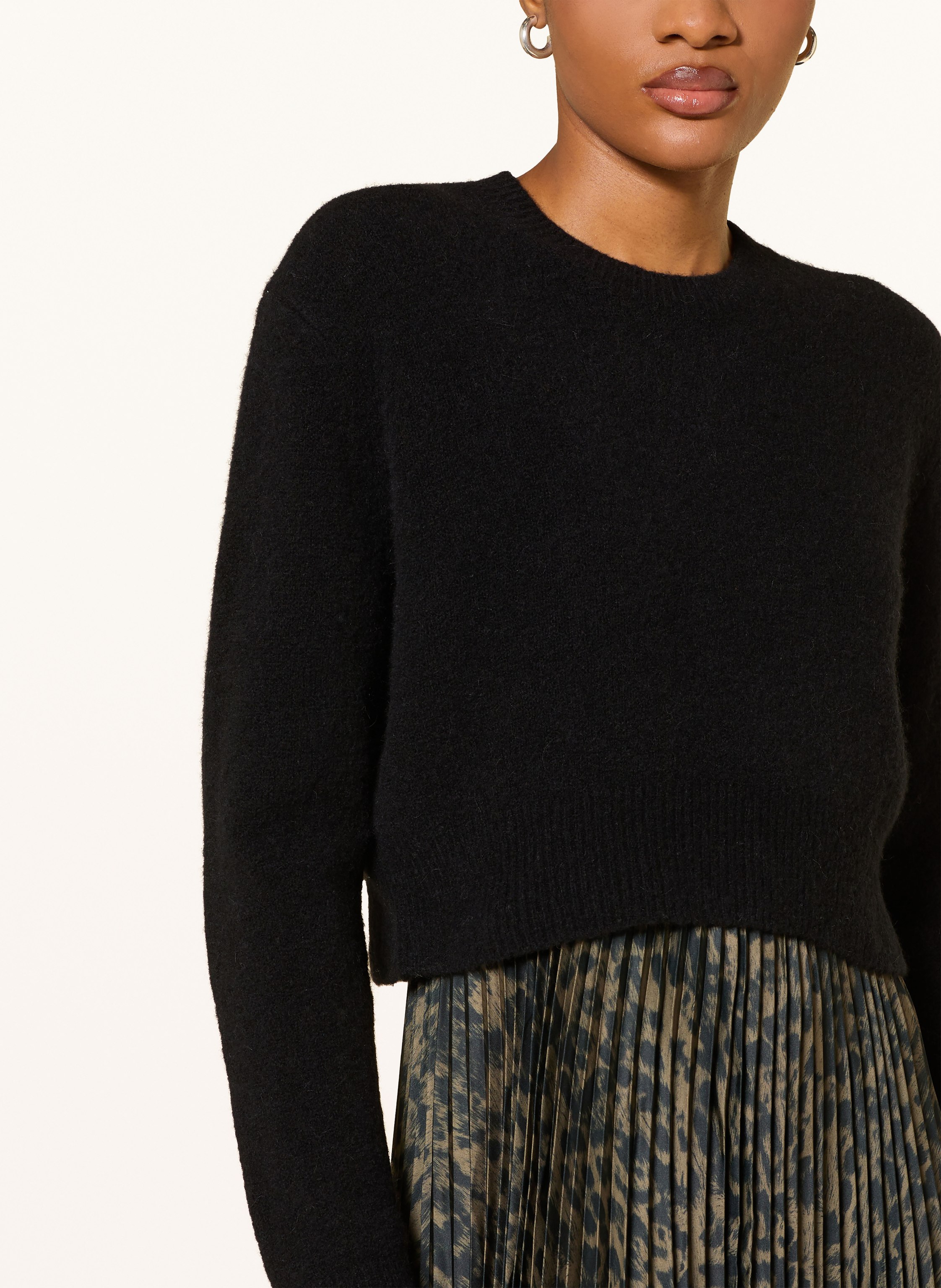 Thumbnail - Allsaints Set Evia: Satinkleid Mit Plissees Und Pullover schwarz