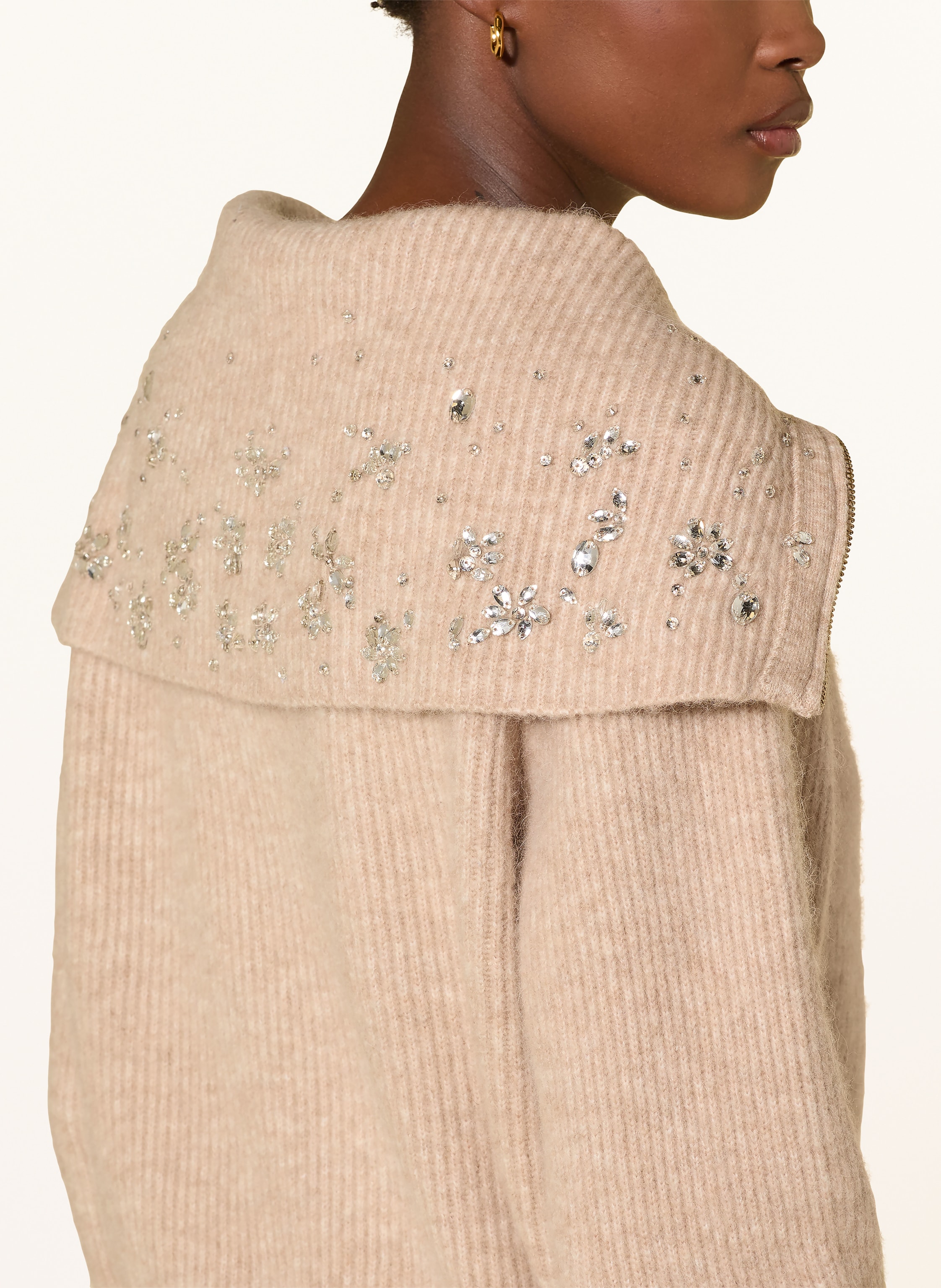 Thumbnail - Maje Troyer Mit Schmucksteinen beige