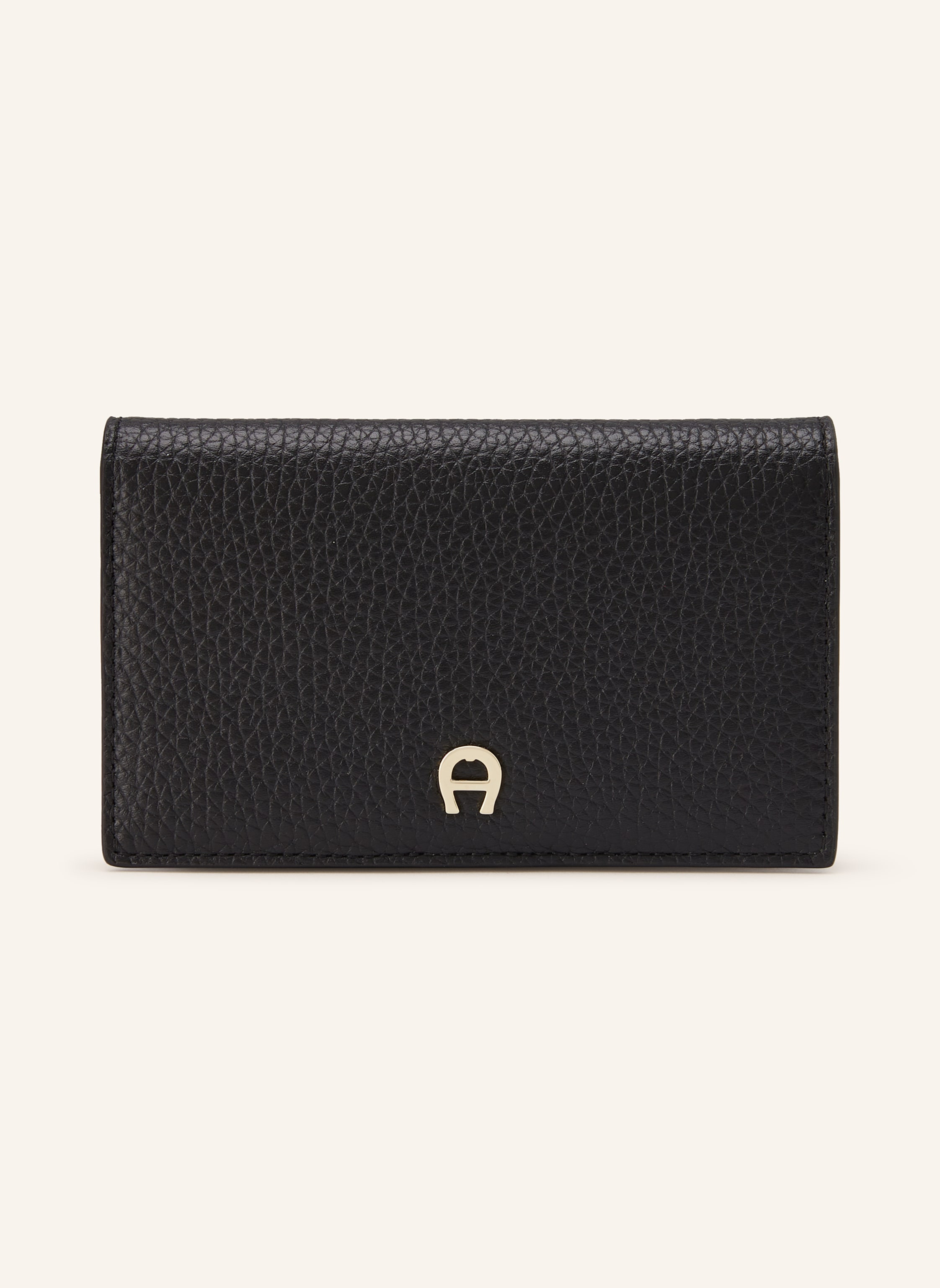 Aigner Genarbtes Leder. Schließt mit Druckknopf. Münzfach mit Reißverschluss. Zwei Steckfächer. Vier Kartenfächer. Goldfarbene Hardware. Logo-Emblem auf der Front in schwarz