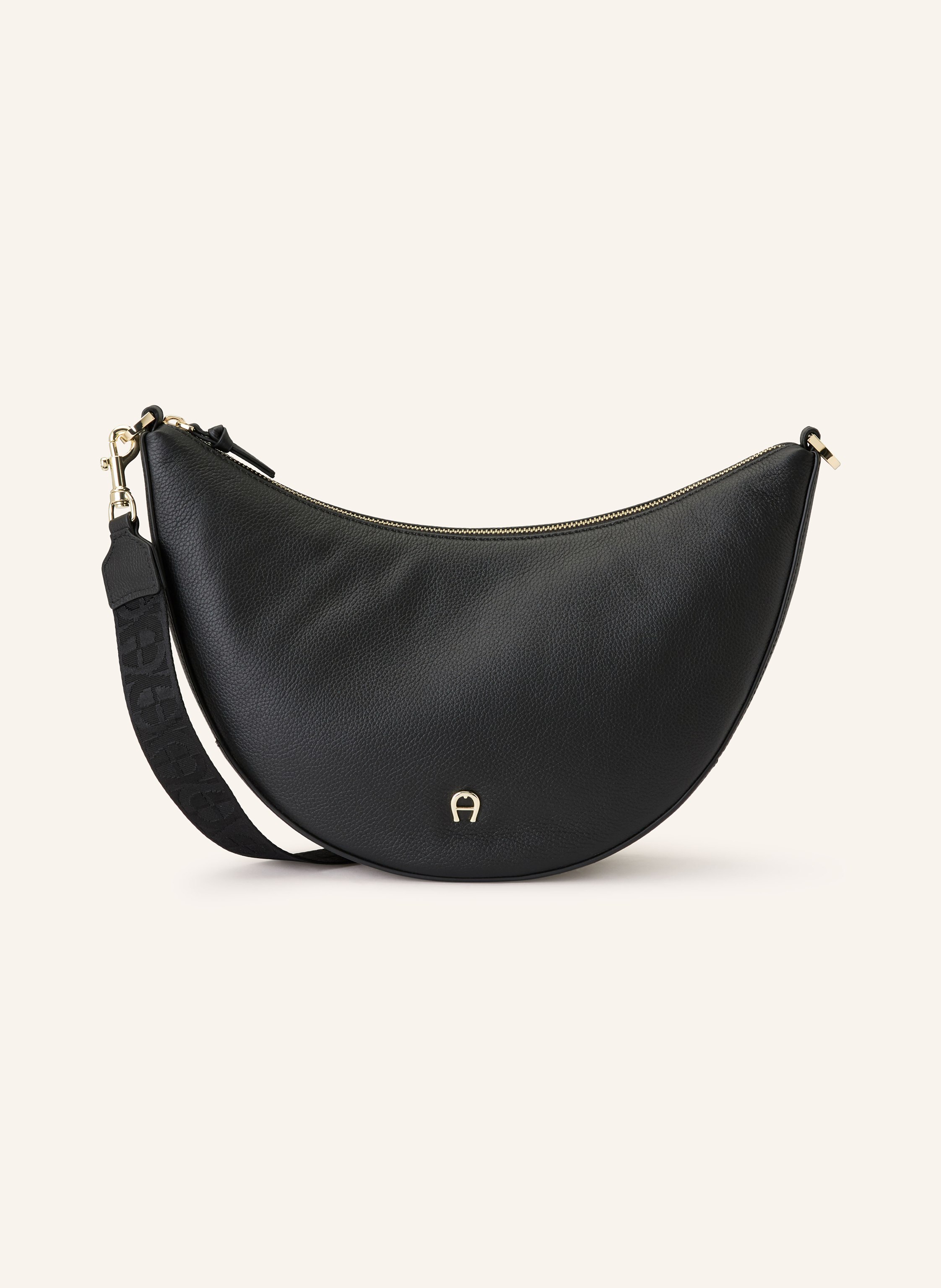 Aigner Genarbtes Leder. Schließt mit Reißverschluss. Abnehmbarer, längenverstellbarer Schulterriemen. Innen ein Hauptfach. Seitensteckfach mit Reißverschluss innen. Label-Prägung am Taschenboden. Label-Detai in schwarz / gold