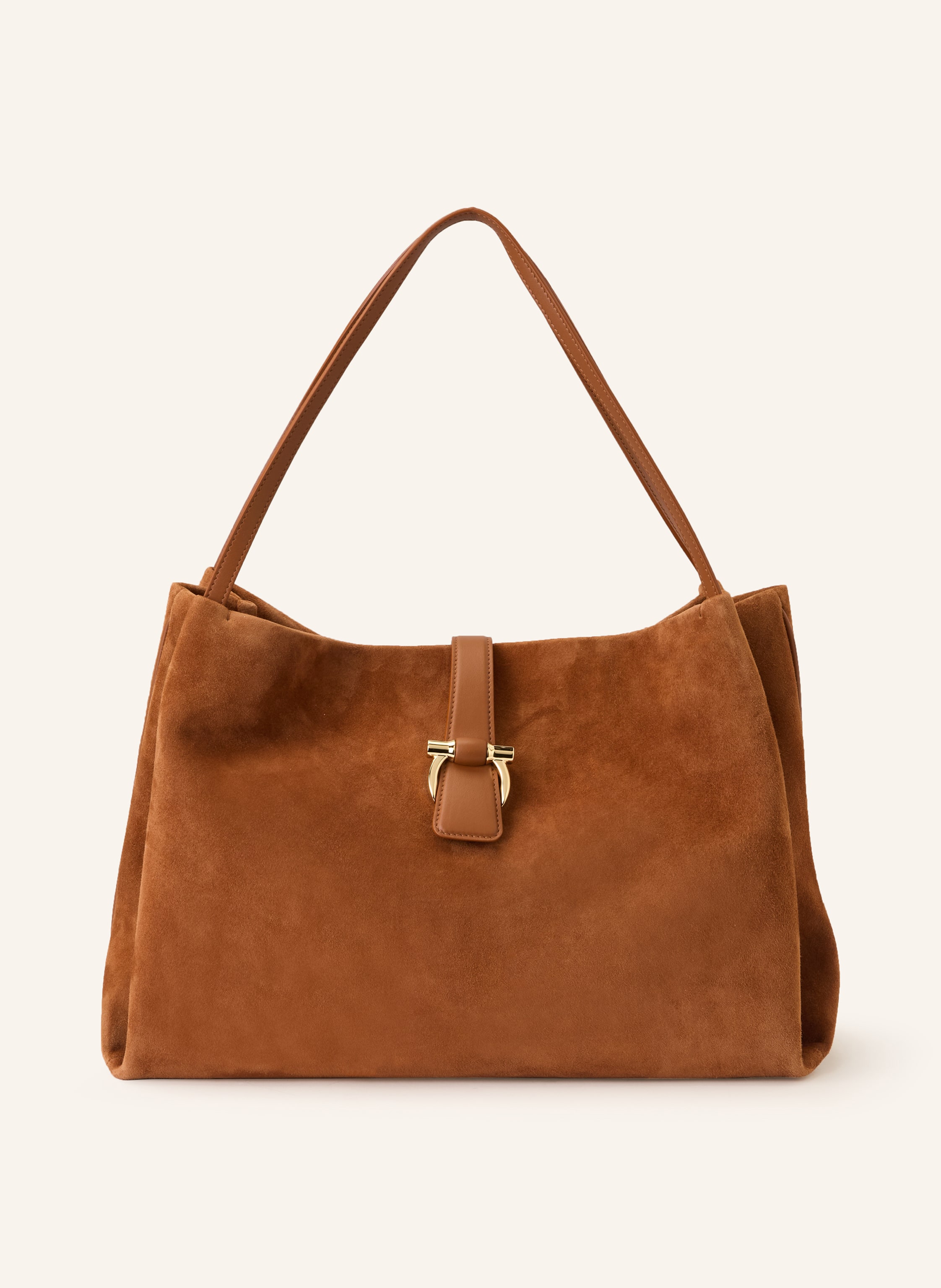 Ferragamo Glattleder. Schließt mit Magnetverschluss. Zwei Schulterriemen. Ein Hauptfach innen. Ein Innenfach mit Reißverschluss. Made in Italy in cognac / gold