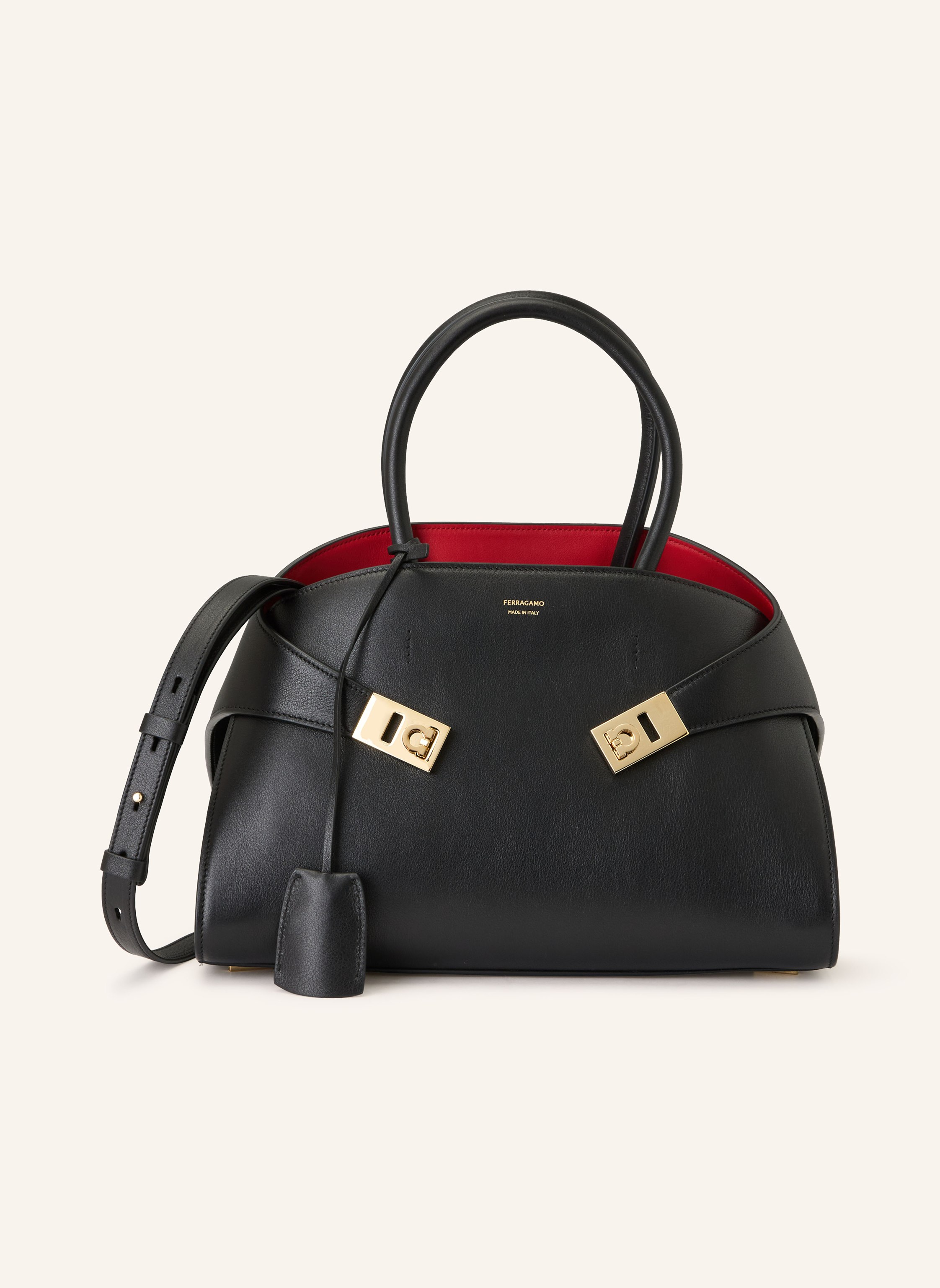 Ferragamo Genarbtes Leder. Schließt mit Knebelverschluss. Zwei Tragegriffe. Abnehmbarer, längenverstellbarer Schulterriemen. Innen ein Hauptfach. Innenfach mit Reißverschluss. Verstärkter Taschenboden. Riegel m in schwarz / gold