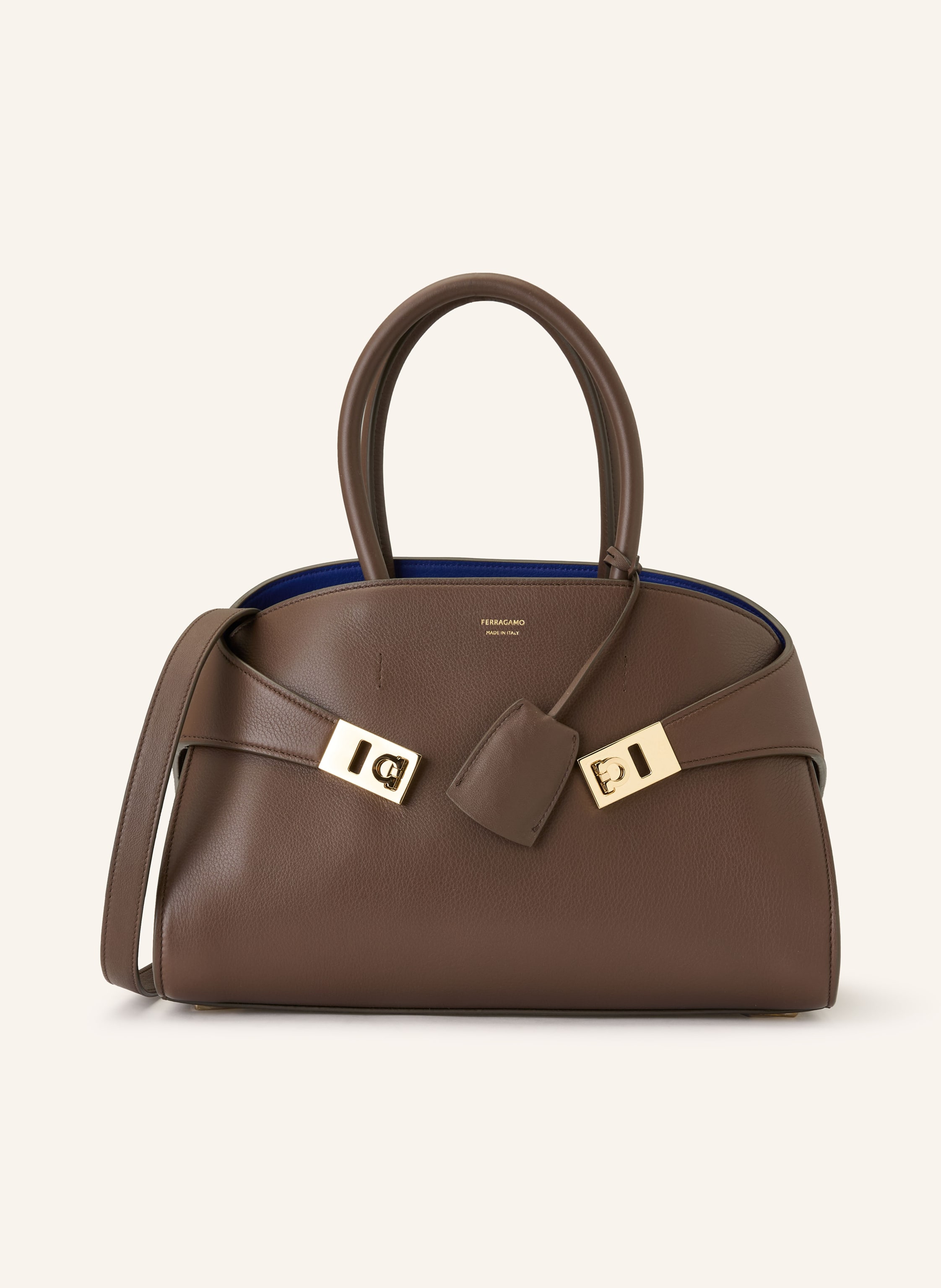 Ferragamo Genarbtes Leder. Schließt mit Knebelverschluss. Zwei Tragegriffe. Abnehmbarer, längenverstellbarer Schulterriemen. Innen ein Hauptfach. Innenfach mit Reißverschluss. Verstärkter Taschenboden. Riegel m in braun