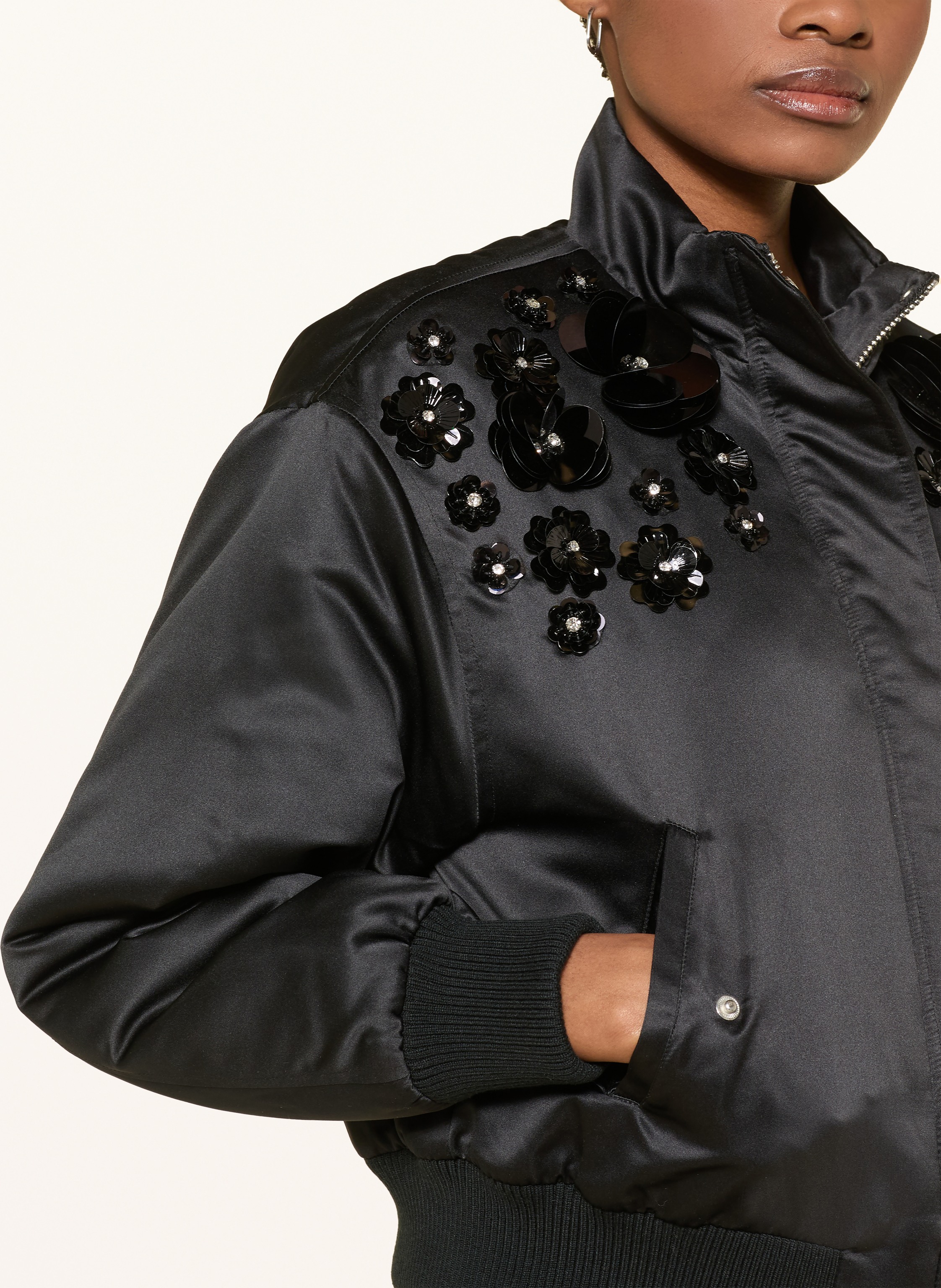 Thumbnail - Oui Satinblouson Mit Pailletten Und Schmucksteinen schwarz