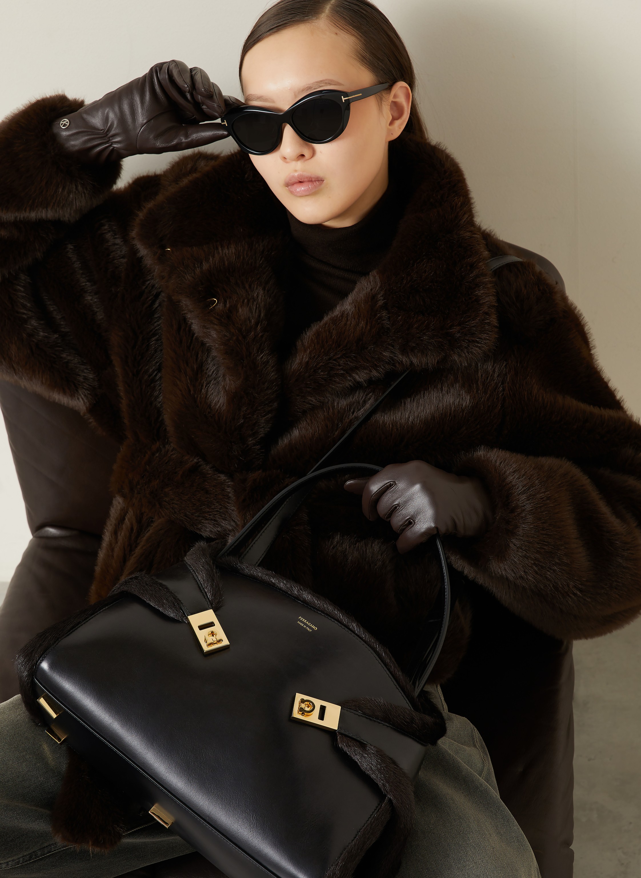 Thumbnail - Ferragamo Handtasche Hug schwarz