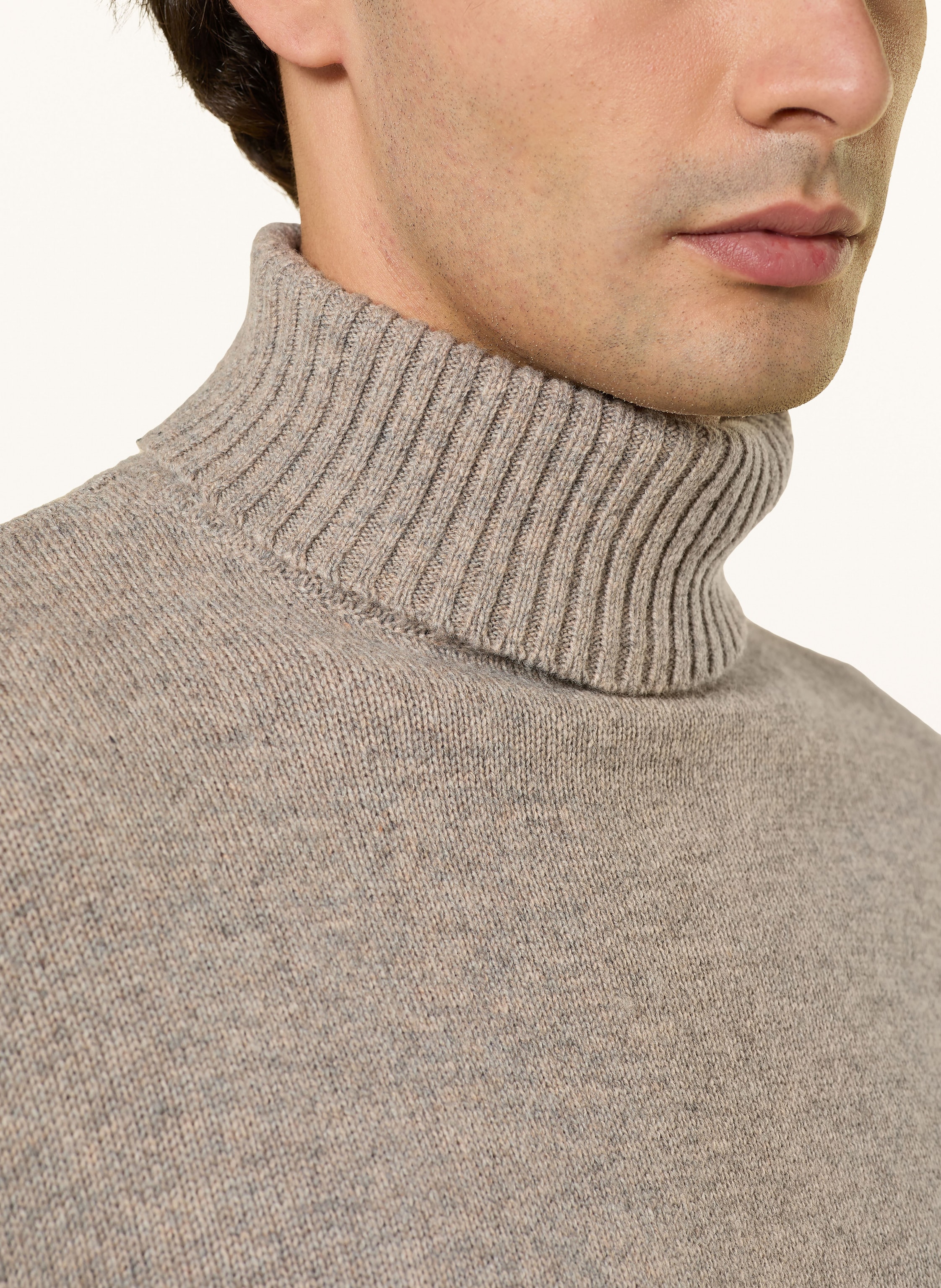 Thumbnail - Officine Générale Rollkragenpullover beige