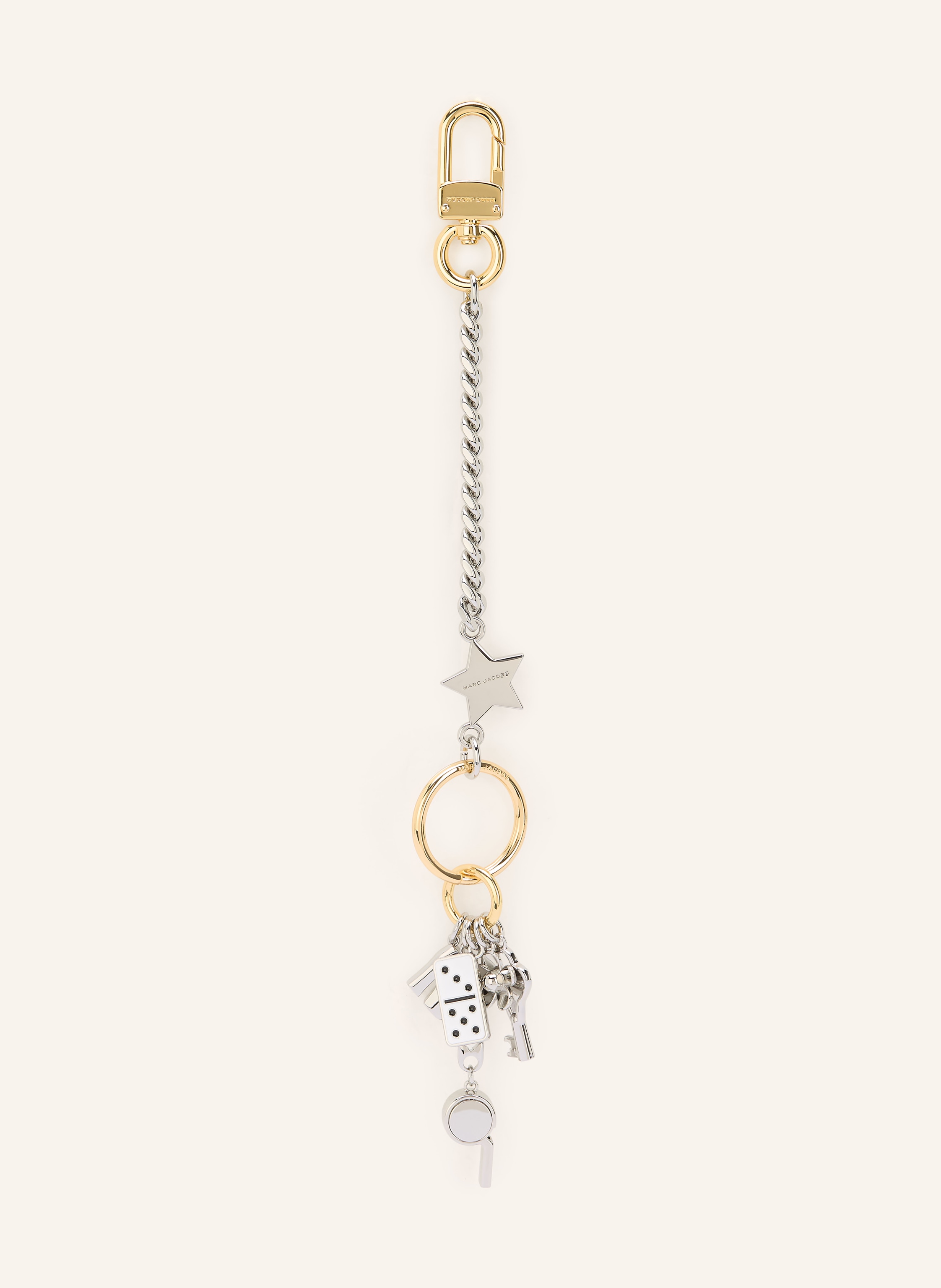 Marc Jacobs Label-Gravur. Bicolor-Design. Flachpanzerkette. Dekorative Anhänger in unterschiedlichen Motiven. Karabinerhaken. Schlüsselring in silber / gold