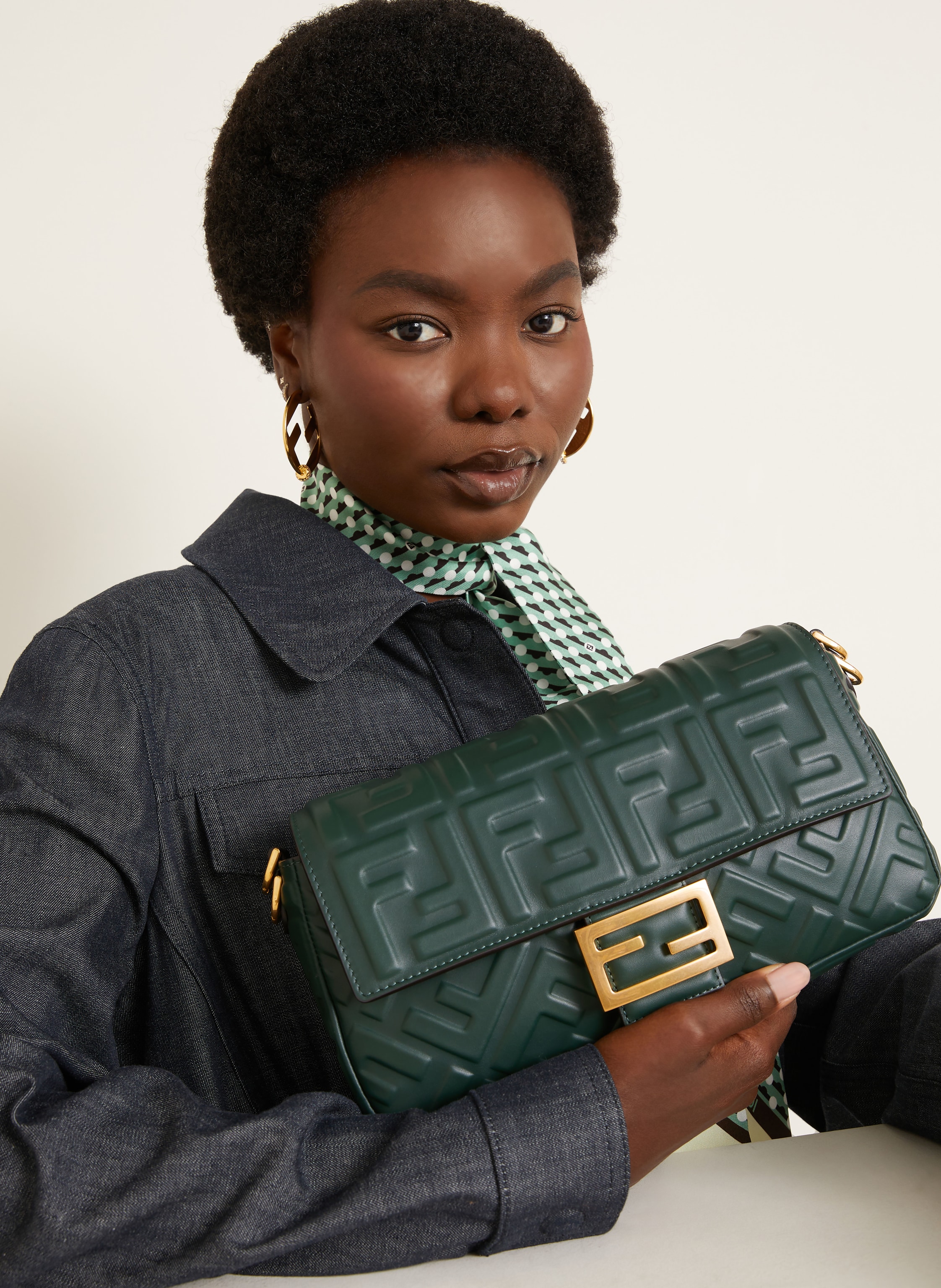 Thumbnail - Fendi Schultertasche Baguette Medium gruen