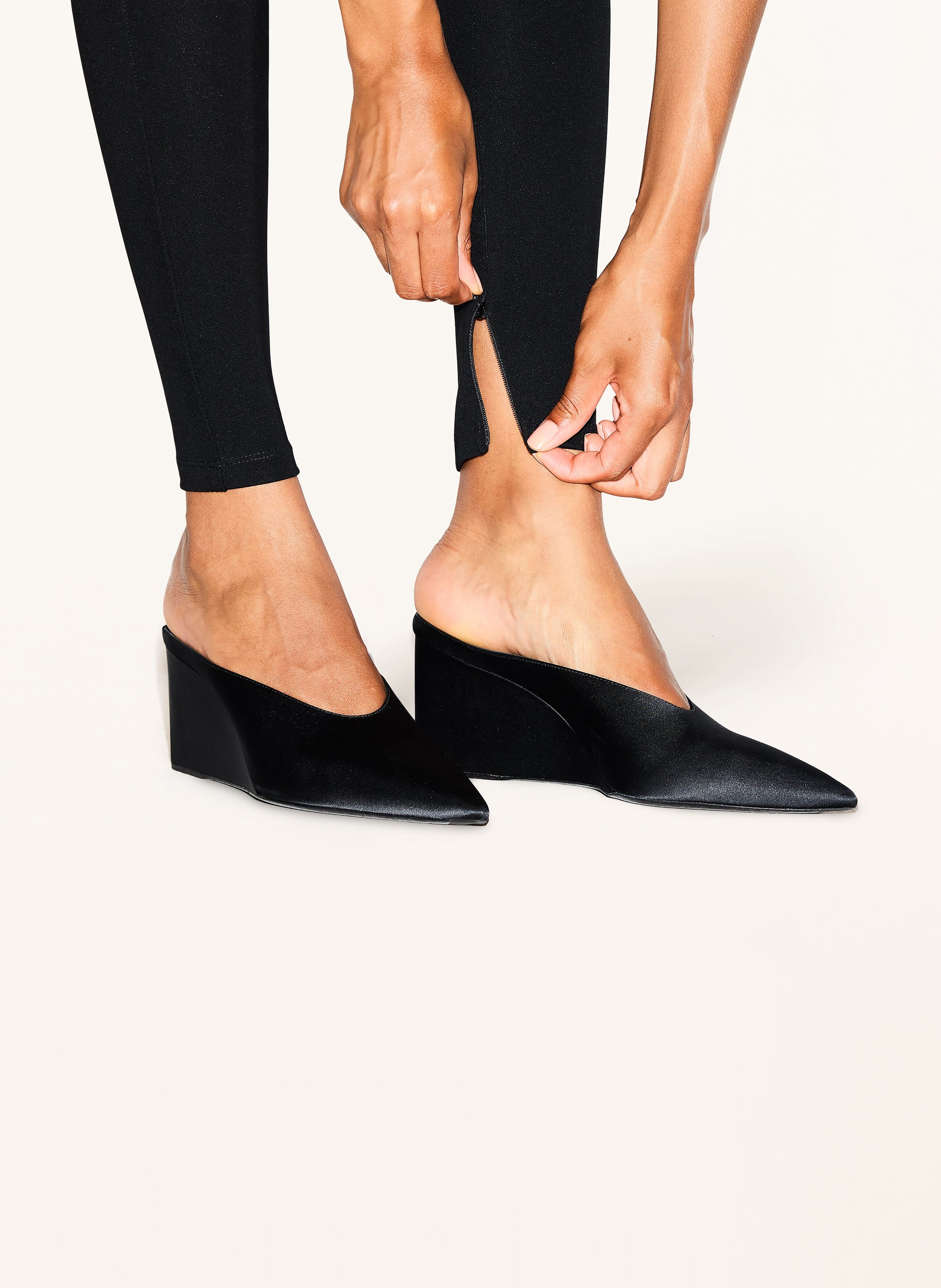 Thumbnail - Skims Lounge-Leggings The Essential Pants schwarz