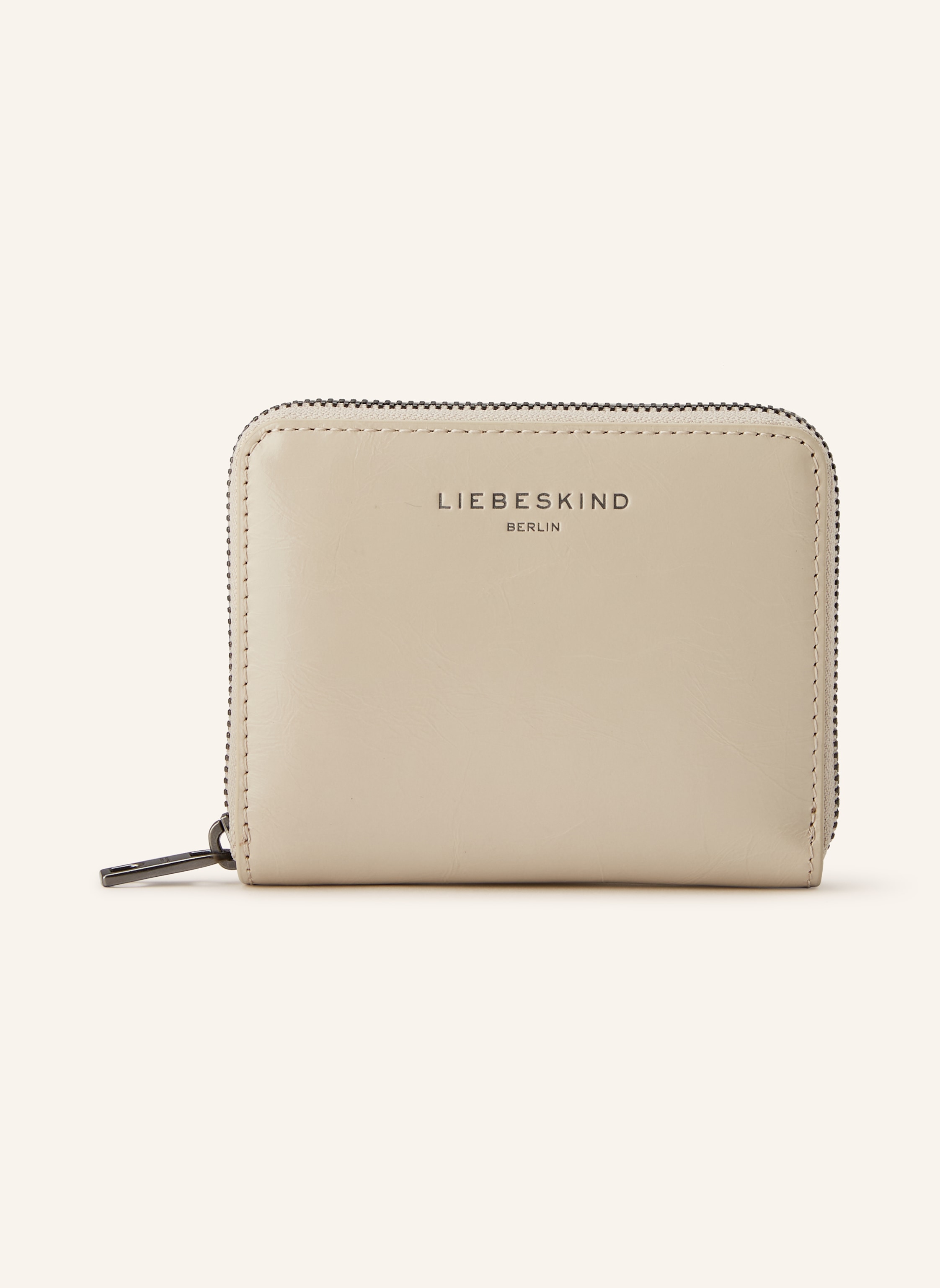 Liebeskind Berlin Glänzende Optik. Diverse Steckfächer innen. Innen zwei Hauptfächer. Münzfach mit Druckknopf. Reißverschluss. Label-Prägung. Glattleder. Unifarben. Sechs Kartenfächer in creme