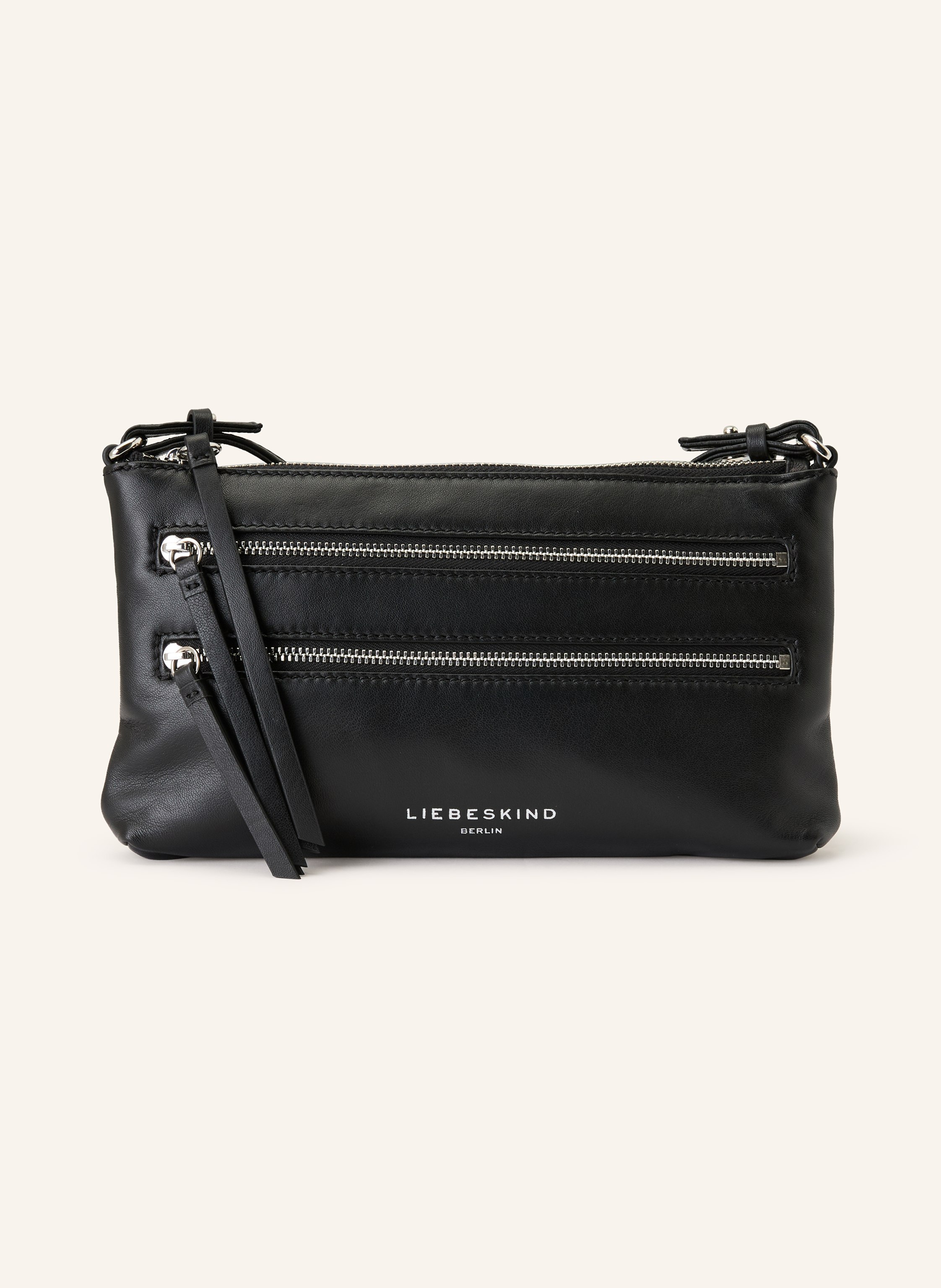 Liebeskind Berlin Abnehmbarer Schulterriemen. Längenverstellbarer Schulterriemen. Reißverschluss. Label-Details. Fein genarbtes Leder. Unifarben. Dekorative Außenfächer Small in schwarz