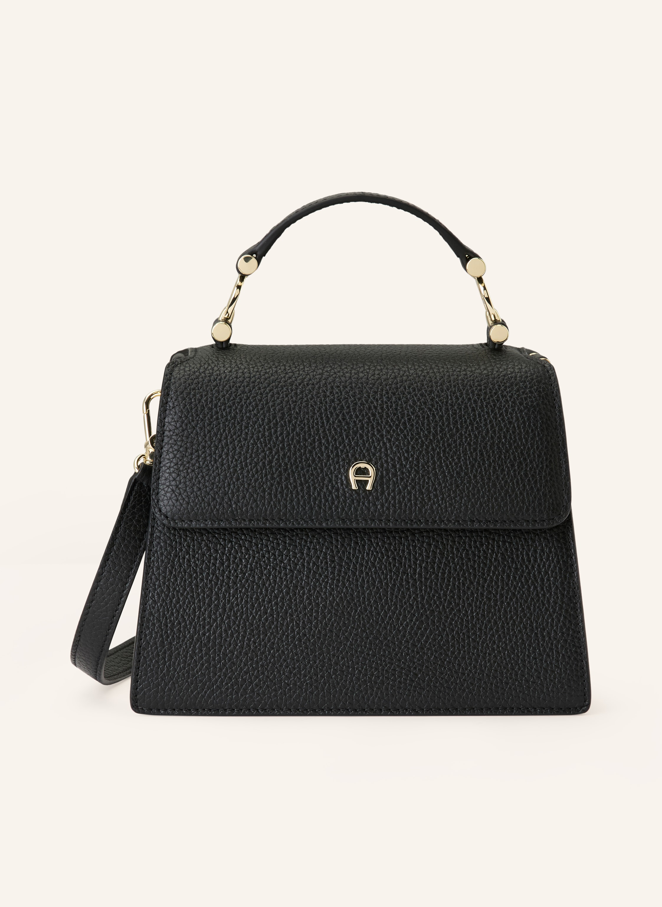 Aigner Ein Innenfach mit Reißverschluss. Abnehmbarer Schulterriemen. Ein Tragegriff. Längenverstellbarer Schulterriemen. Druckknopf. Label-Details. Genarbtes Leder. Unifarben Medium in schwarz / gold