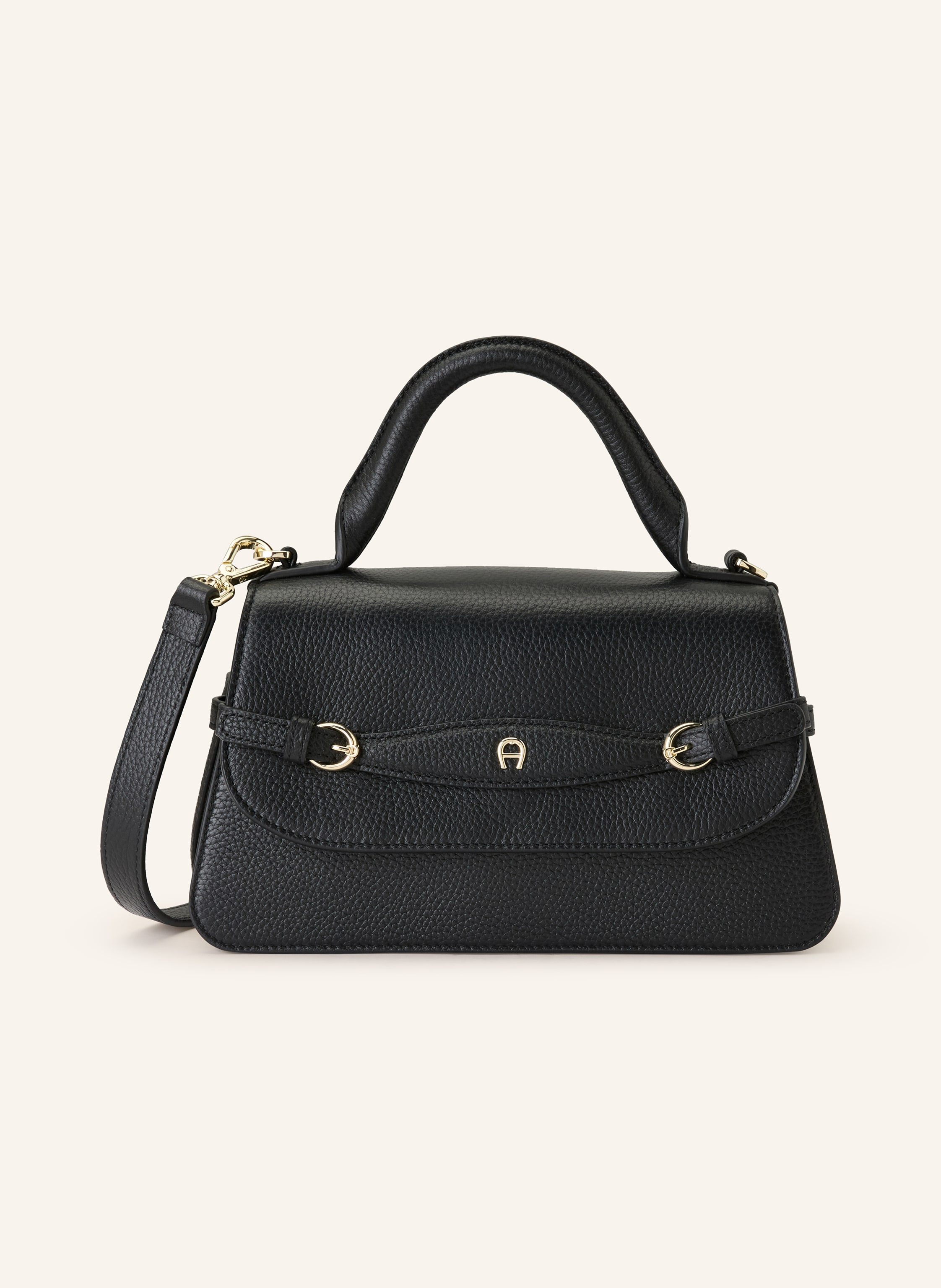 Aigner Ein Steckfach. Abnehmbarer Schulterriemen. Ein Tragegriff. Längenverstellbarer Schulterriemen. Verstärkter Taschenboden. Druckknopf. Label-Details. Genarbtes Leder. Unifarben. Dekorative Riegel Small in schwarz / gold