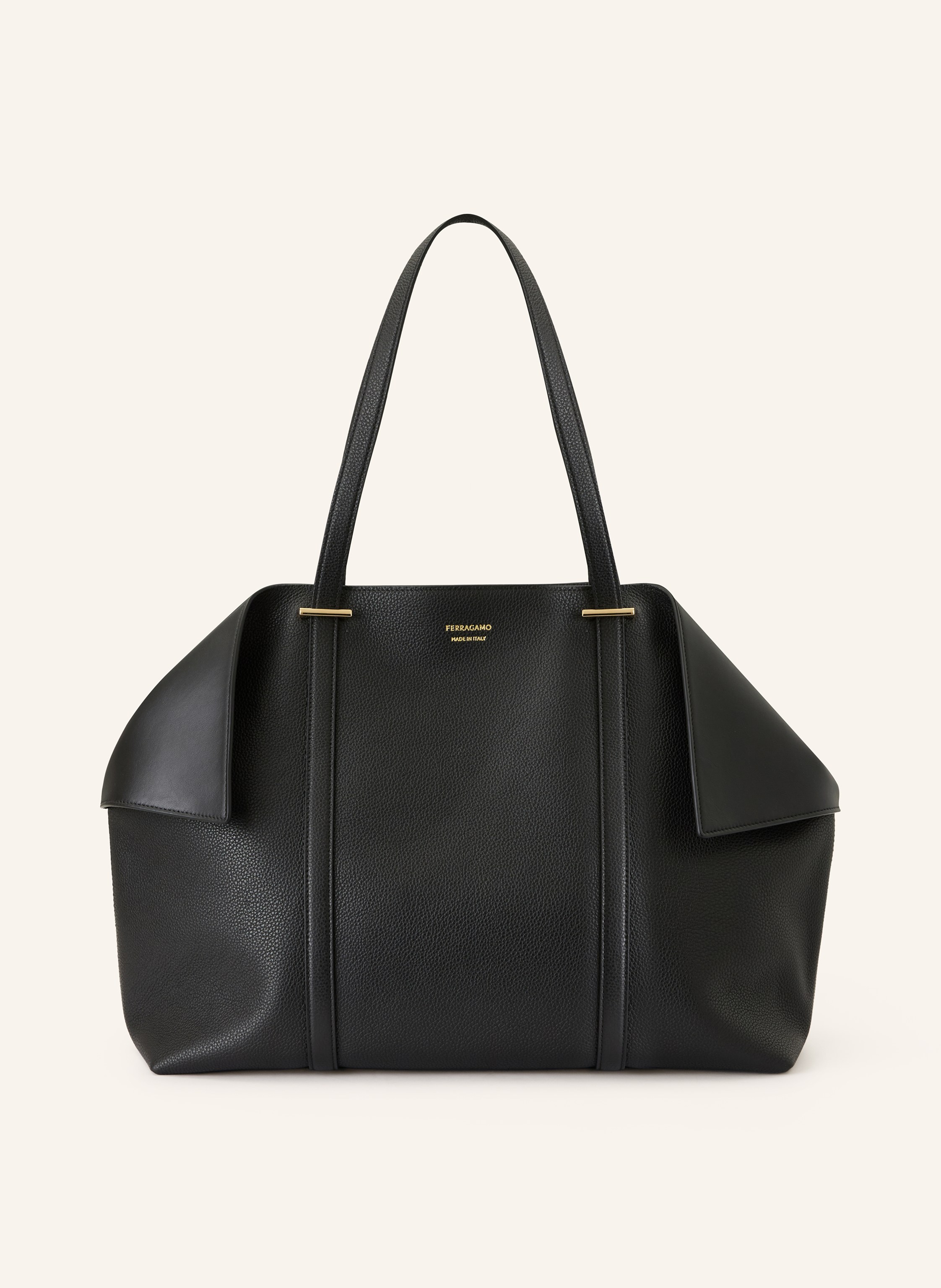 Ferragamo Ein Innenfach mit Reißverschluss. Innen ein Hauptfach. Zwei Tragegriffe. Verstärkter Taschenboden. Magnetverschluss. Made in Italy. Label-Detail. Glattleder. Aus Veloursleder. Unifarben in schwarz