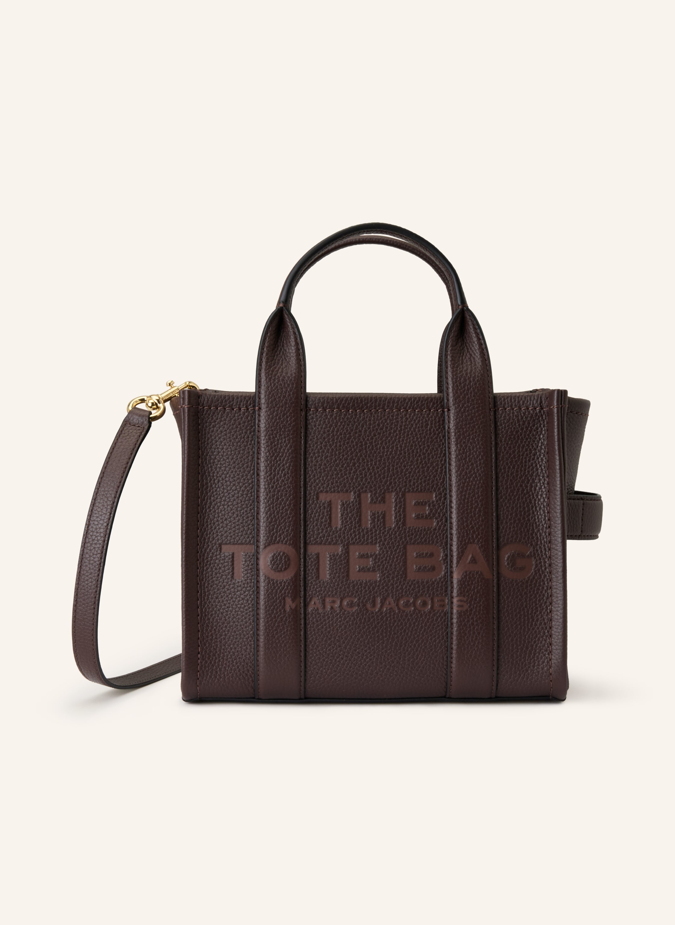 Marc Jacobs Genarbtes Leder. Schließt mit Reißverschluss. Abnehmbarer, längenverstellbarer Schulterriemen. Innen ein Hauptfach. Steckfach für Smartphone & Co. Label-Prägung und Label-Badge Small in dunkelbraun
