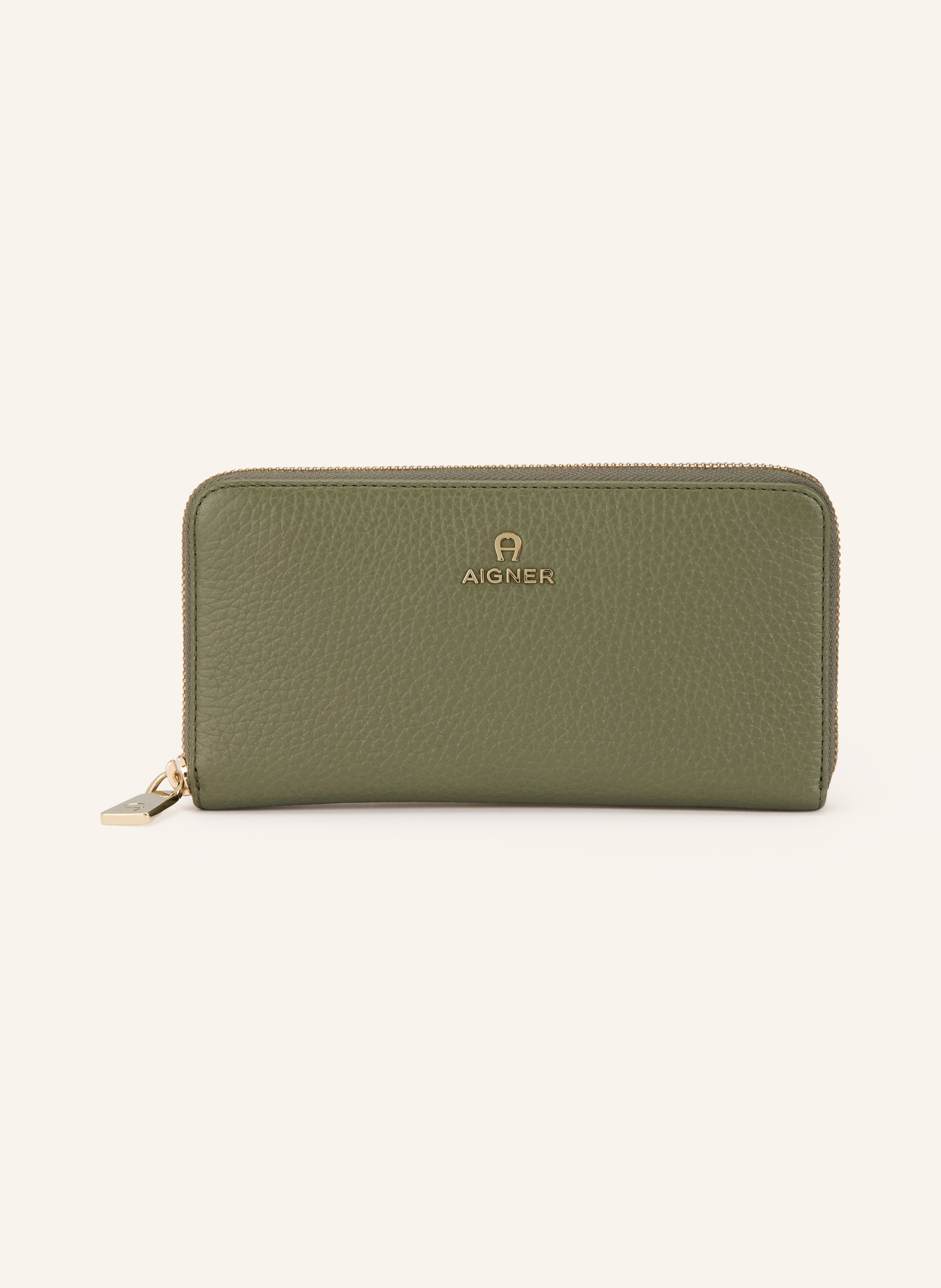 Aigner Genarbtes Leder. Schließt mit Reißverschluss. Münzfach mit Reißverschluss. 15 Kartensteckfächer. Label-Badge auf der Front in grün