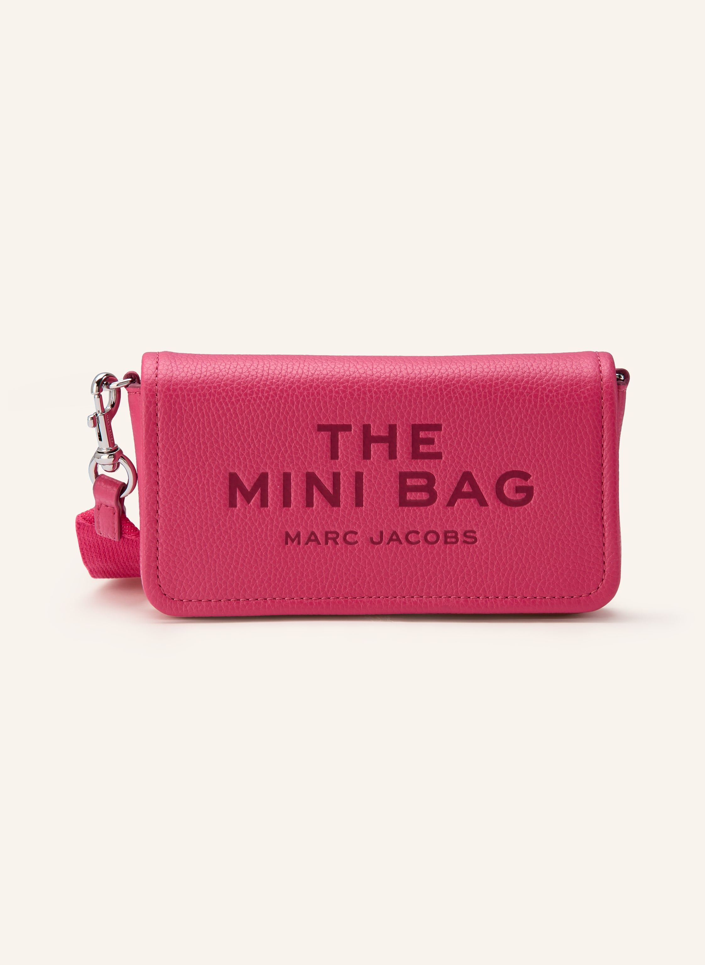 Marc Jacobs Genarbtes Leder. Abnehmbarer, längenverstellbarer Schulterriemen. Schließt mit Magnetverschluss. Ein Steckfach unterhalb des Überschlags. Ein großes Hauptfach innen. Acht Kartensteckfächer. Label-Präg Mini in pink