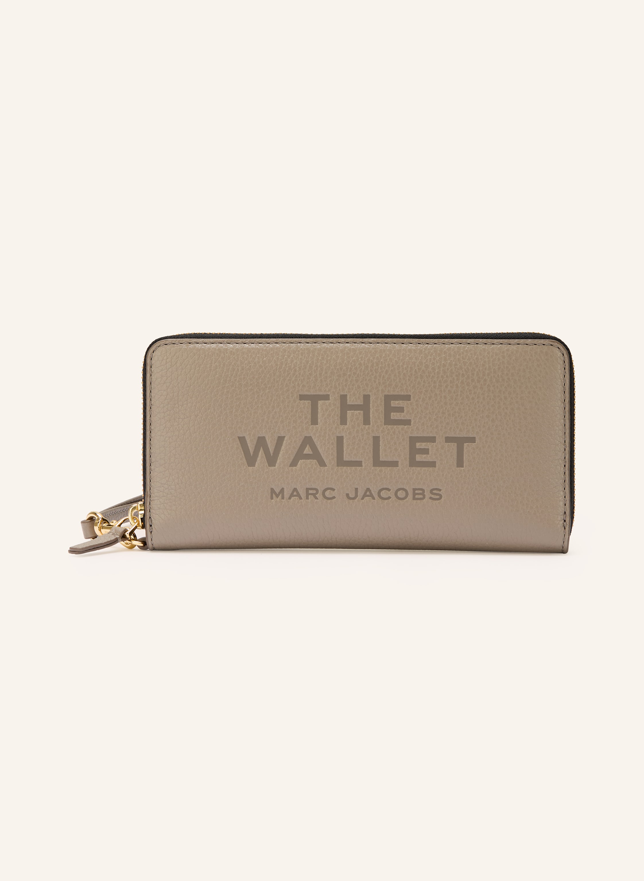 Marc Jacobs Genarbtes Leder. Geprägtes Wording auf der Front. Schließt mit Reißverschluss. Abnehmbare Trageschlaufe mit Karabinerhaken. Münzfach mit Reißverschluss. Zwei Innenfächer. 11 Steckfächer. Goldfarbene H in taupe