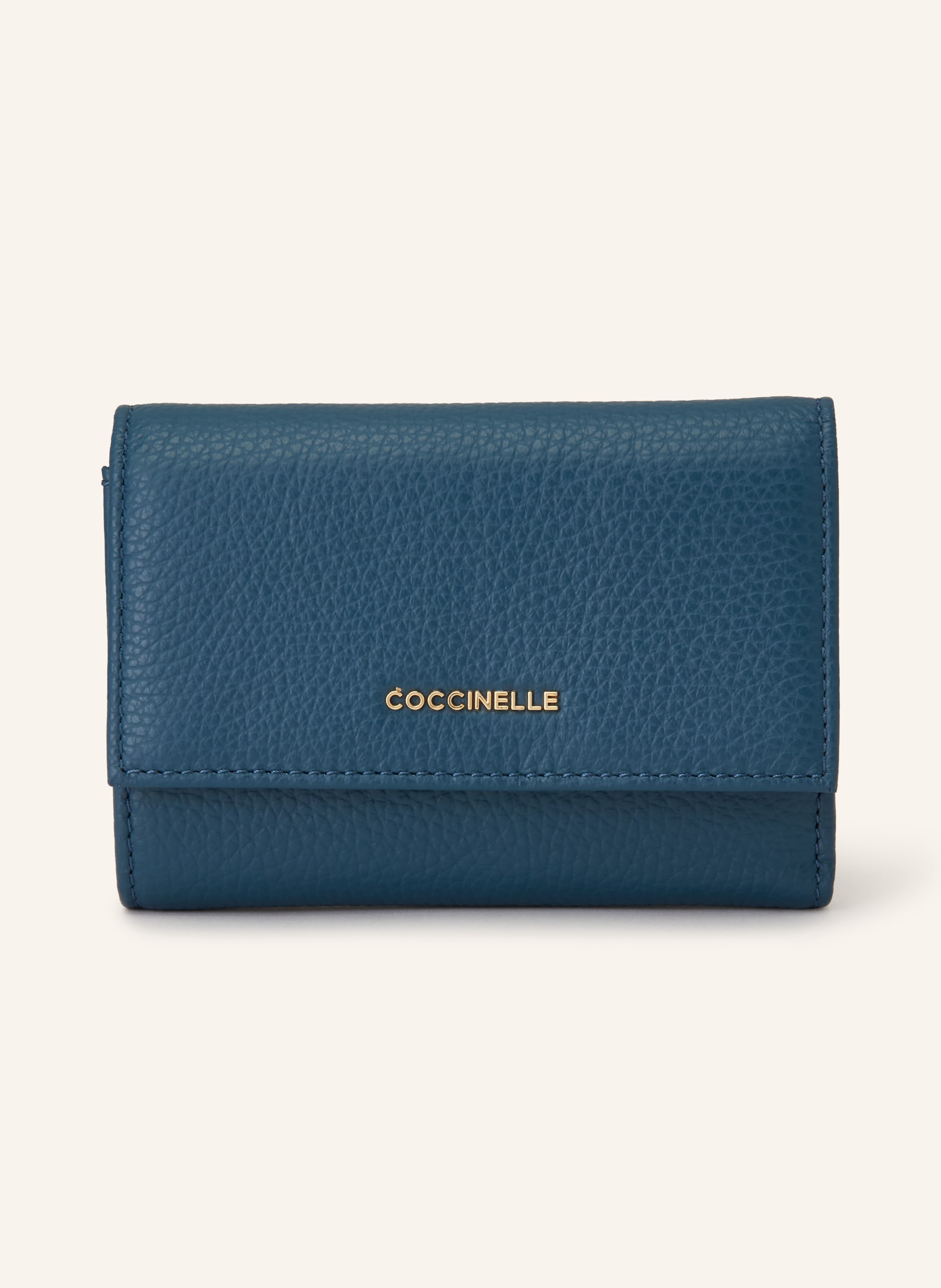 Coccinelle Genarbtes Leder. Schließt mit Druckknopf. Münzfach mit Reißverschluss außen. Münzfach mit Reißverschluss innen. Ein Innenfach. Zwei Scheinfächer. Zwölf Innenfächer. Zwei Steckfächer. Goldfarbene Hardw in petrol