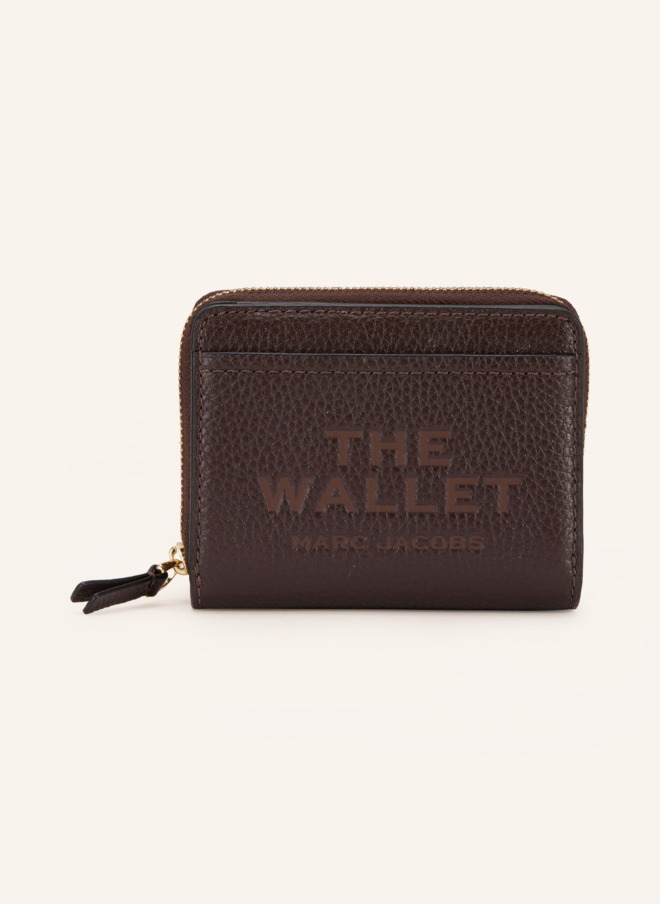 Marc Jacobs Genarbtes Leder. Zwei Steckfächer außen. Münzfach mit Reißverschluss. Schließt mit Druckknopf. Vier Kartenfächer. Zwei Steckfächer. Ein Scheinfach. Label-Badge. Label-Wording Mini in dunkelbraun