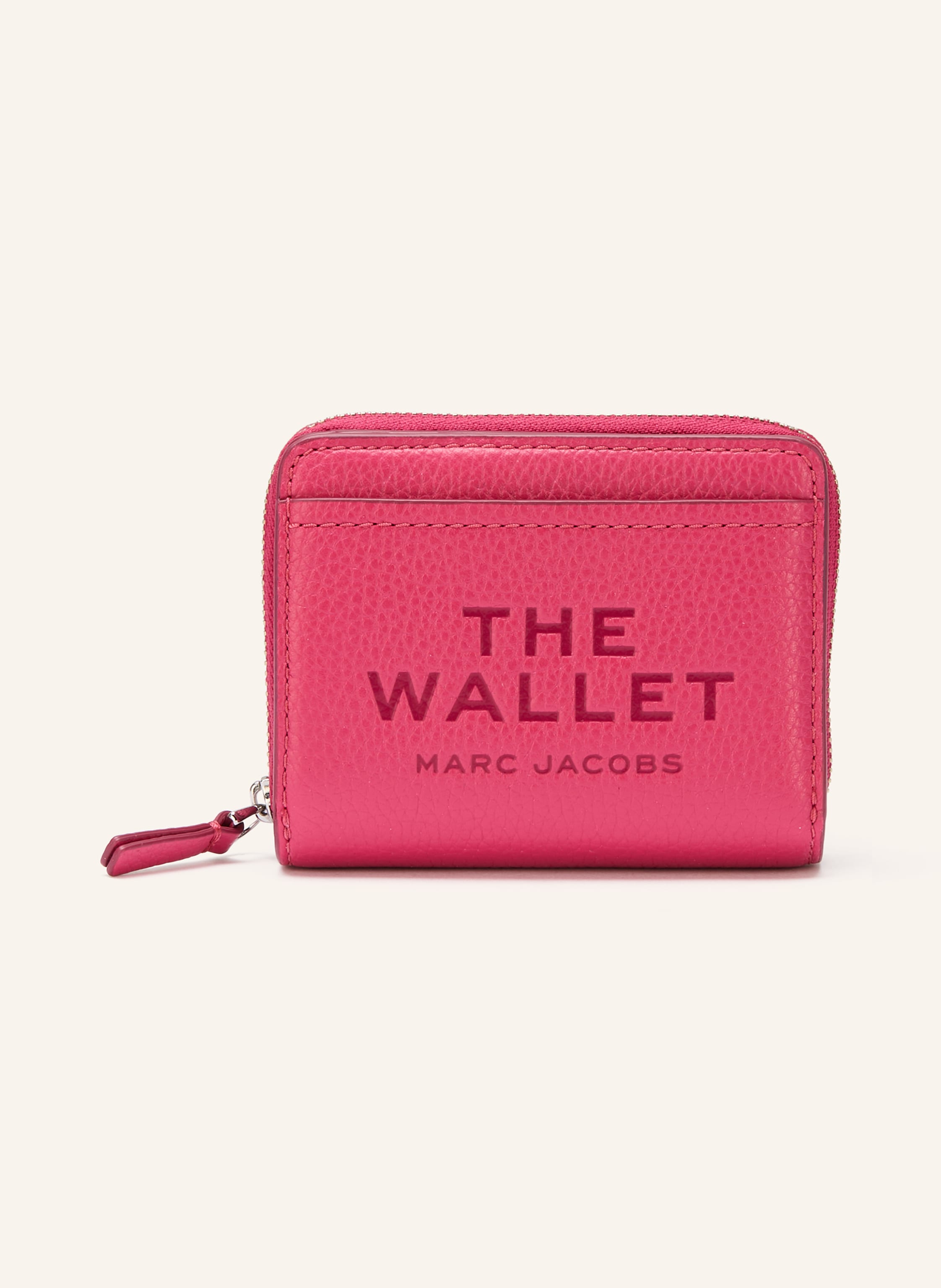 Marc Jacobs Genarbtes Leder. Zwei Steckfächer außen. Münzfach mit Reißverschluss. Schließt mit Druckknopf. Vier Kartenfächer. Zwei Steckfächer. Ein Scheinfach. Label-Badge. Label-Wording Mini in pink