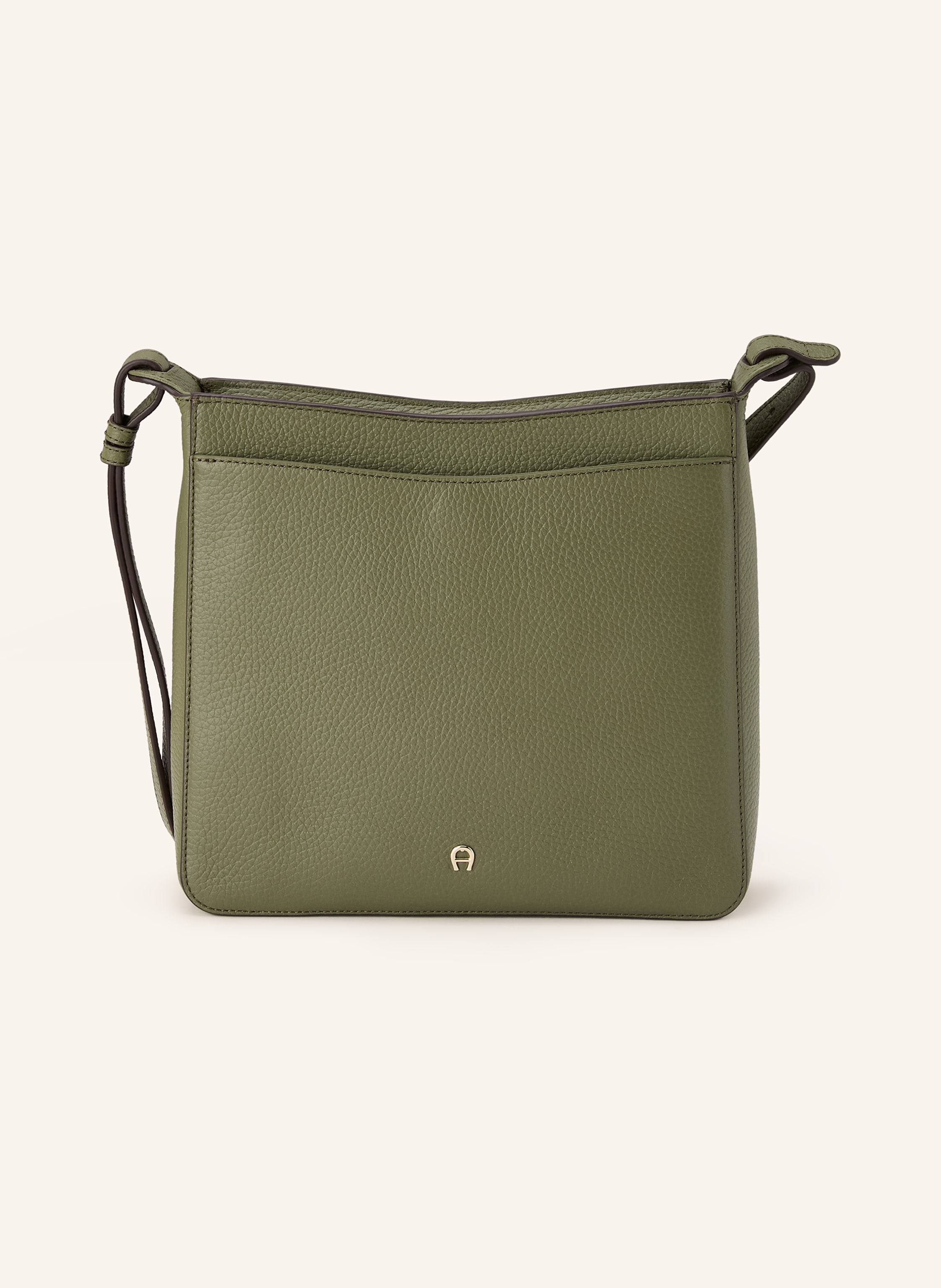 Aigner Genarbtes Leder. Schließt mit Reißverschluss. Längenverstellbarer Schulterriemen. Außenfach mit magnetischem Druckknopf auf der Vorderseite. Innen ein Hauptfach. Ein Steckfach. Verstärkter Taschenbode Medium in oliv