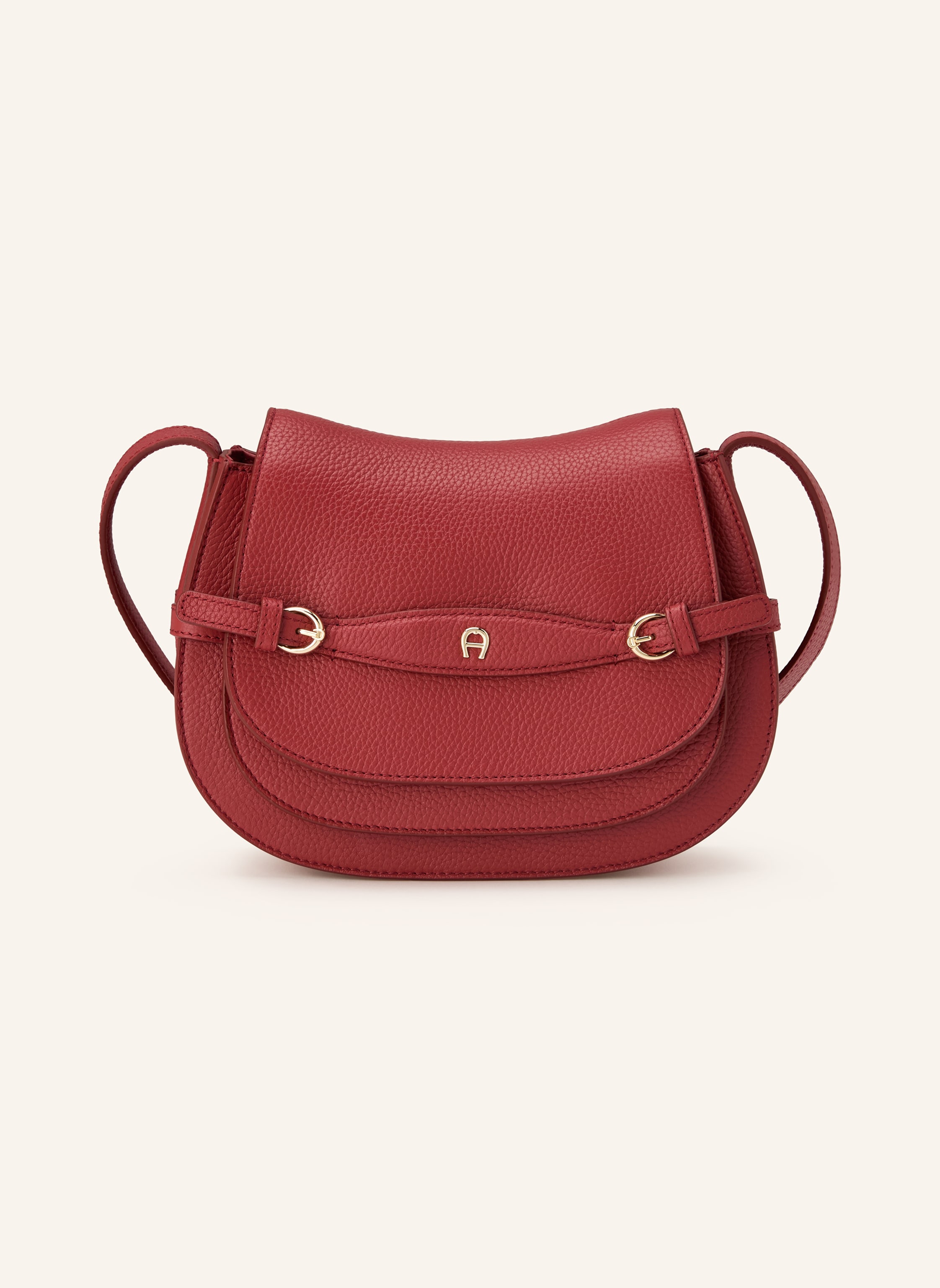 Aigner Genarbtes Leder. Schließt mit Magnetverschluss. Abnehmbarer, längenverstellbarer Schulterriemen. Außenfach unter Überschlag. Innen ein Hauptfach. Steckfach für Smartphone & Co. Label-Details auf der F in rot