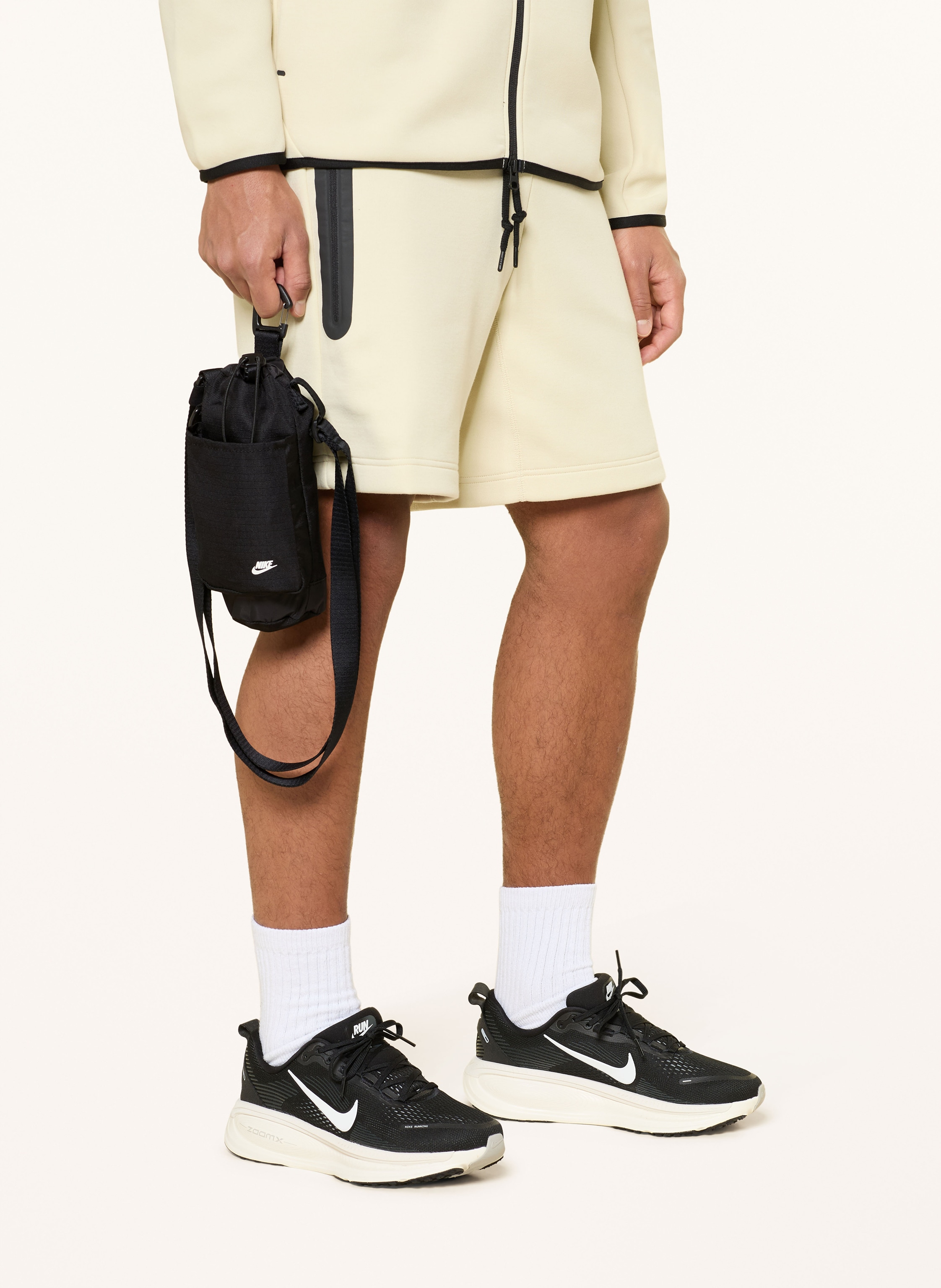 Thumbnail - Nike Umhängetasche Club Hydration Carrie schwarz