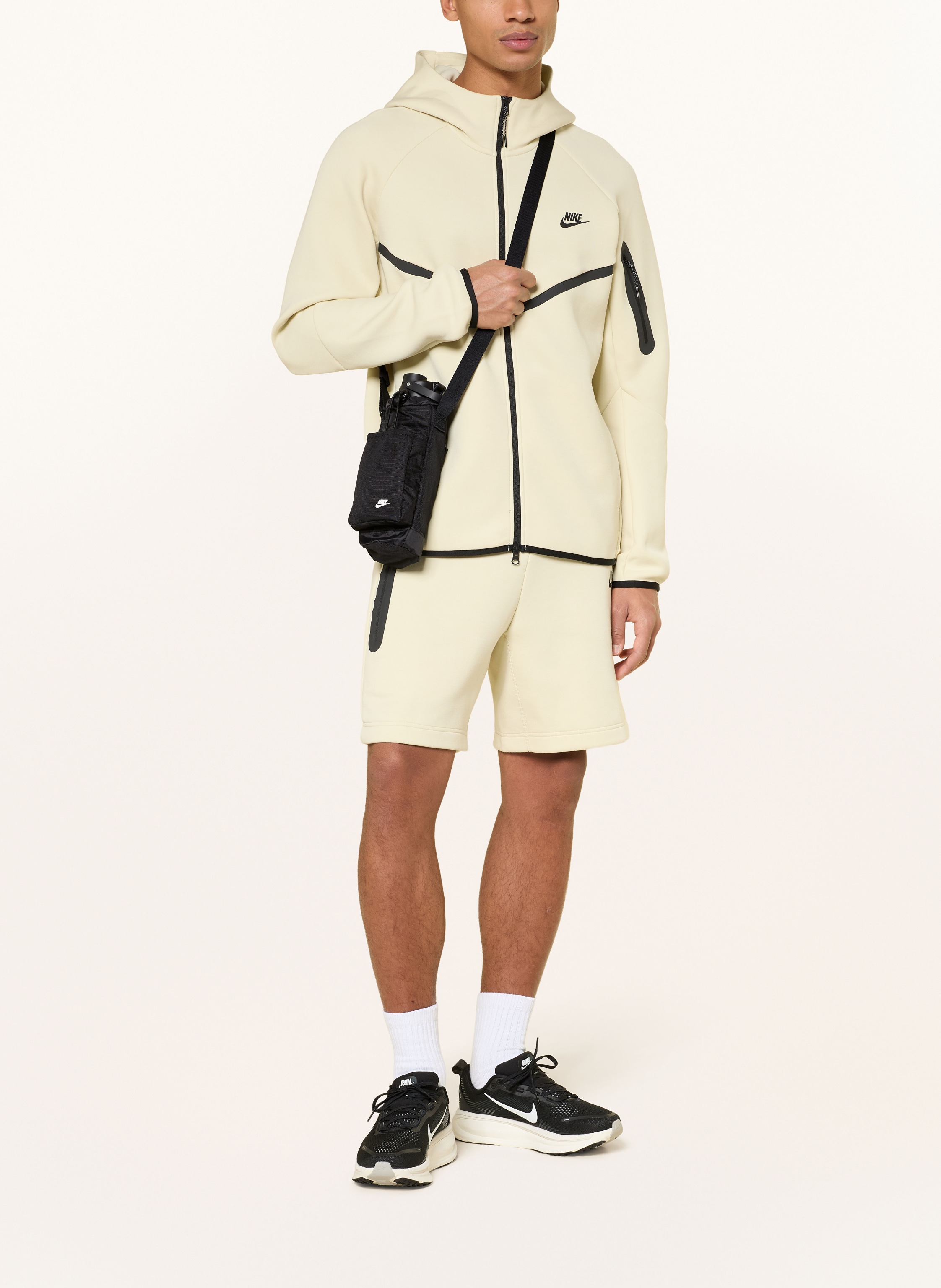 Thumbnail - Nike Umhängetasche Club Hydration Carrie schwarz