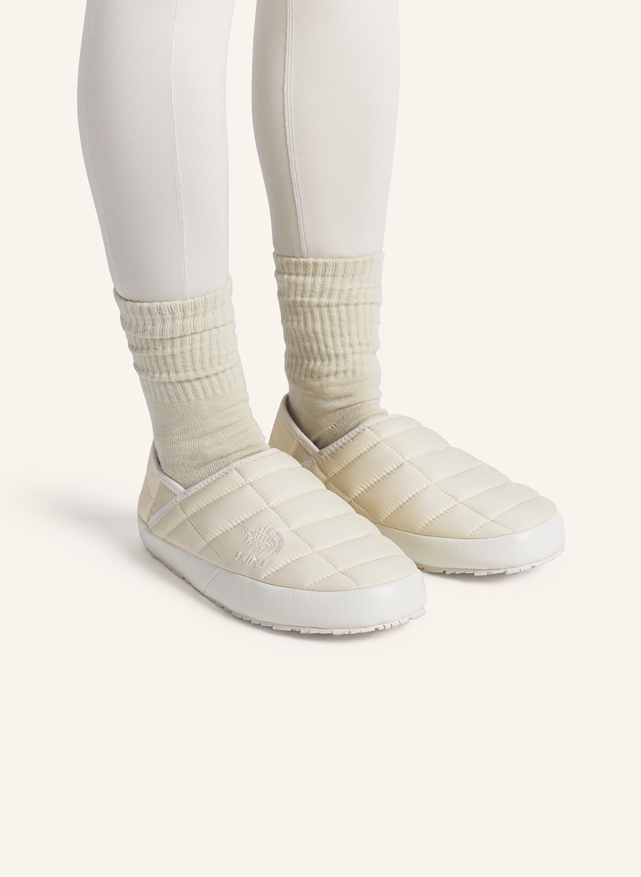 Thumbnail - The North Face X Skims Slipper Thermoball™ Traction weiss