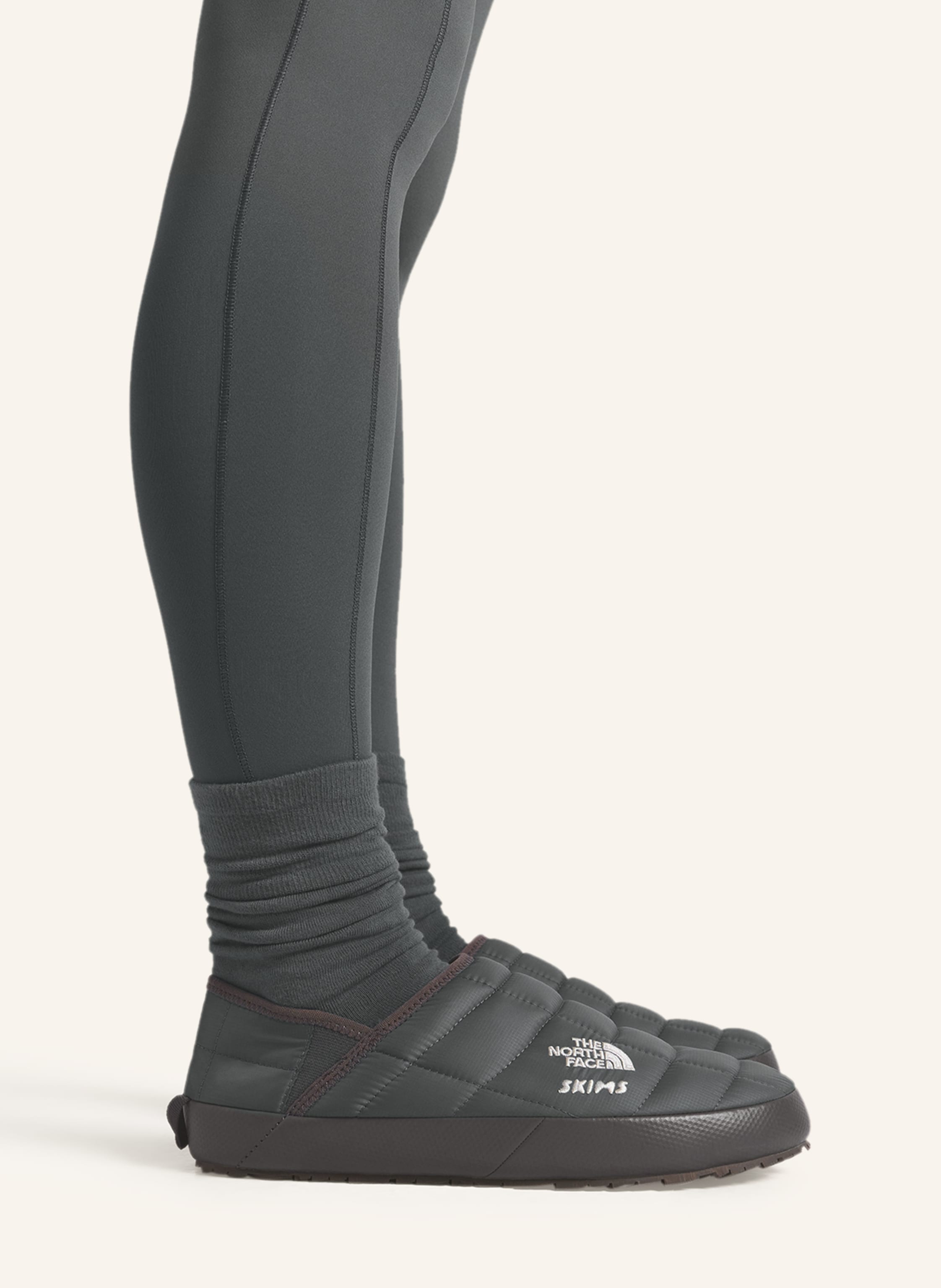 Thumbnail - The North Face X Skims Slipper Thermoball™ Traction grau
