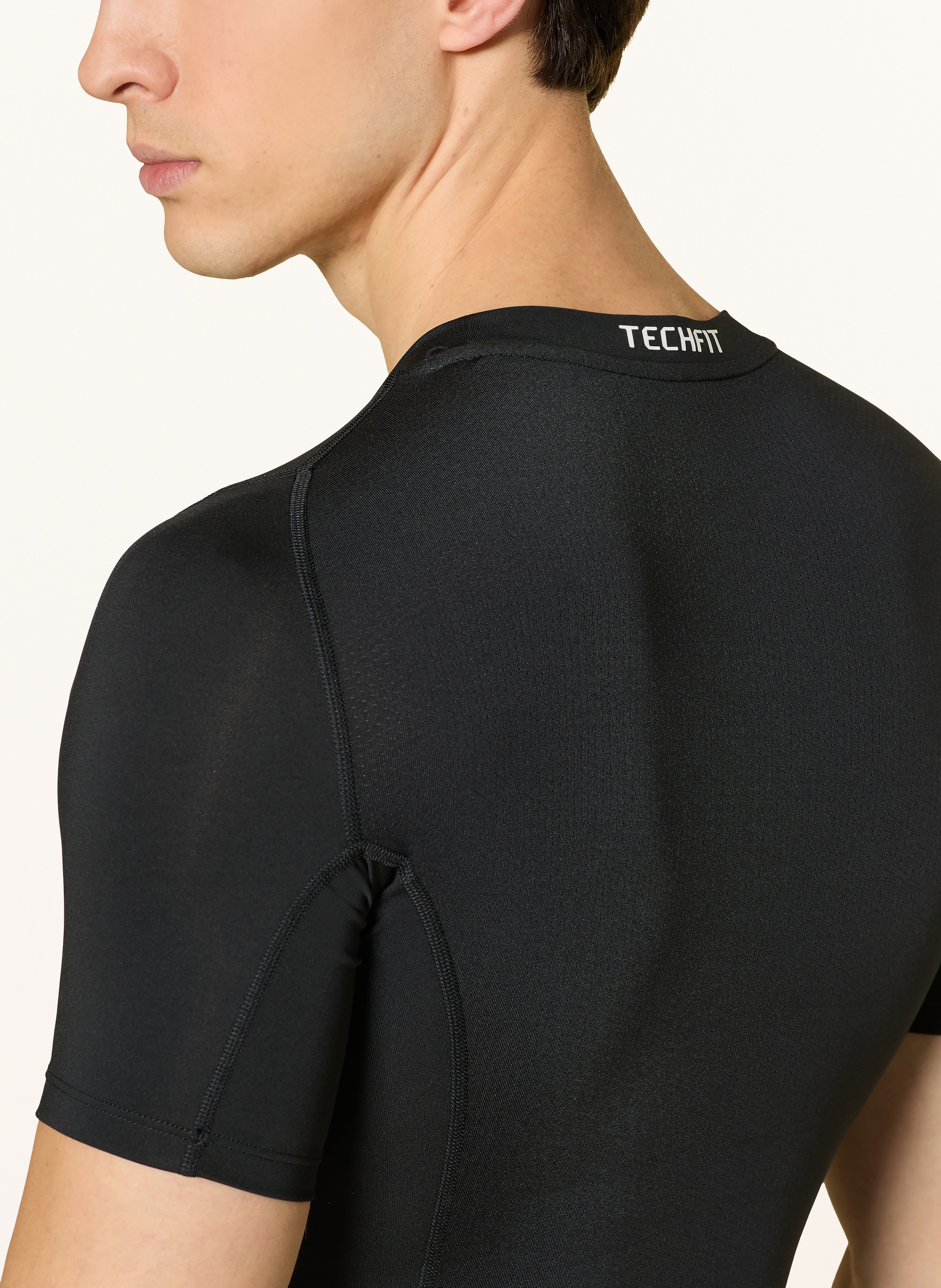 Thumbnail - Adidas T-Shirt Techfit schwarz