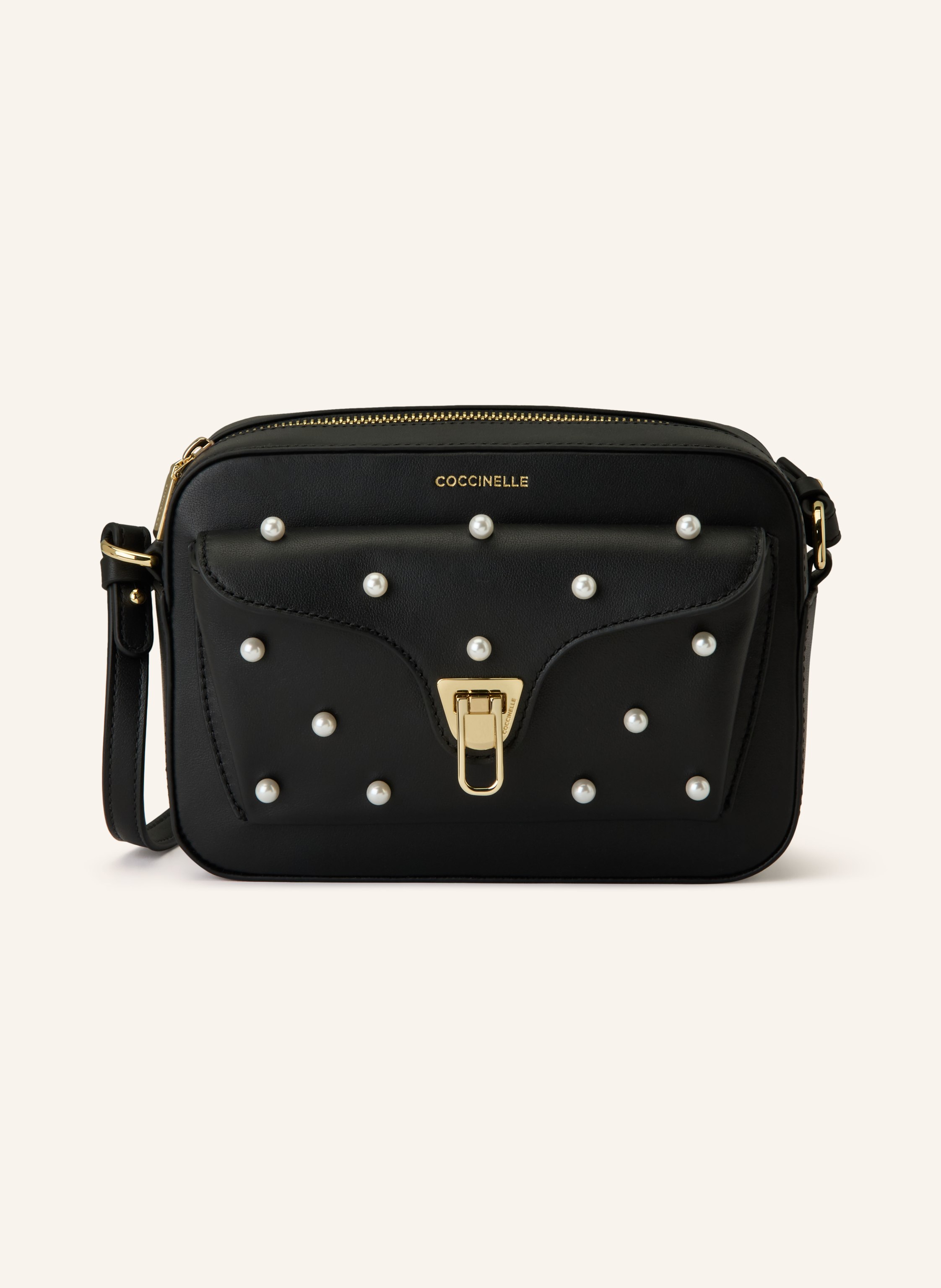 Coccinelle Außenfach auf der Vorderseite. Ein Innenfach mit Reißverschluss. Längenverstellbarer Schulterriemen. Verstärkter Taschenboden. Reißverschluss. Label-Details. Glattleder. Unifarben. Schmuckperlenbesatz in schwarz / gold