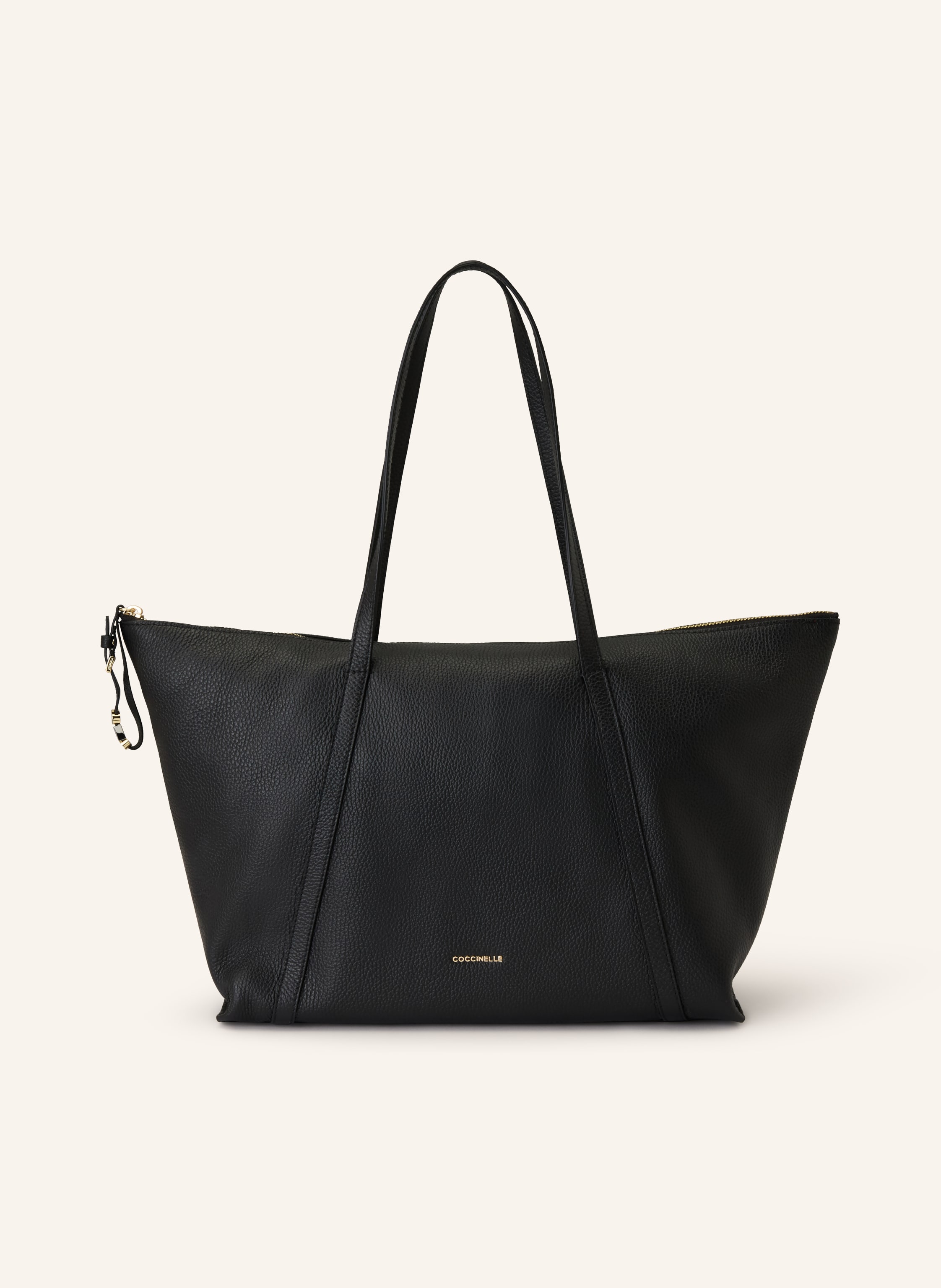 Coccinelle Ein Innenfach mit Reißverschluss. Zwei Steckfächer. Zwei Tragegriffe. Verstärkter Taschenboden. Reißverschluss. Label-Detail. Fein genarbtes Leder. Unifarben in schwarz