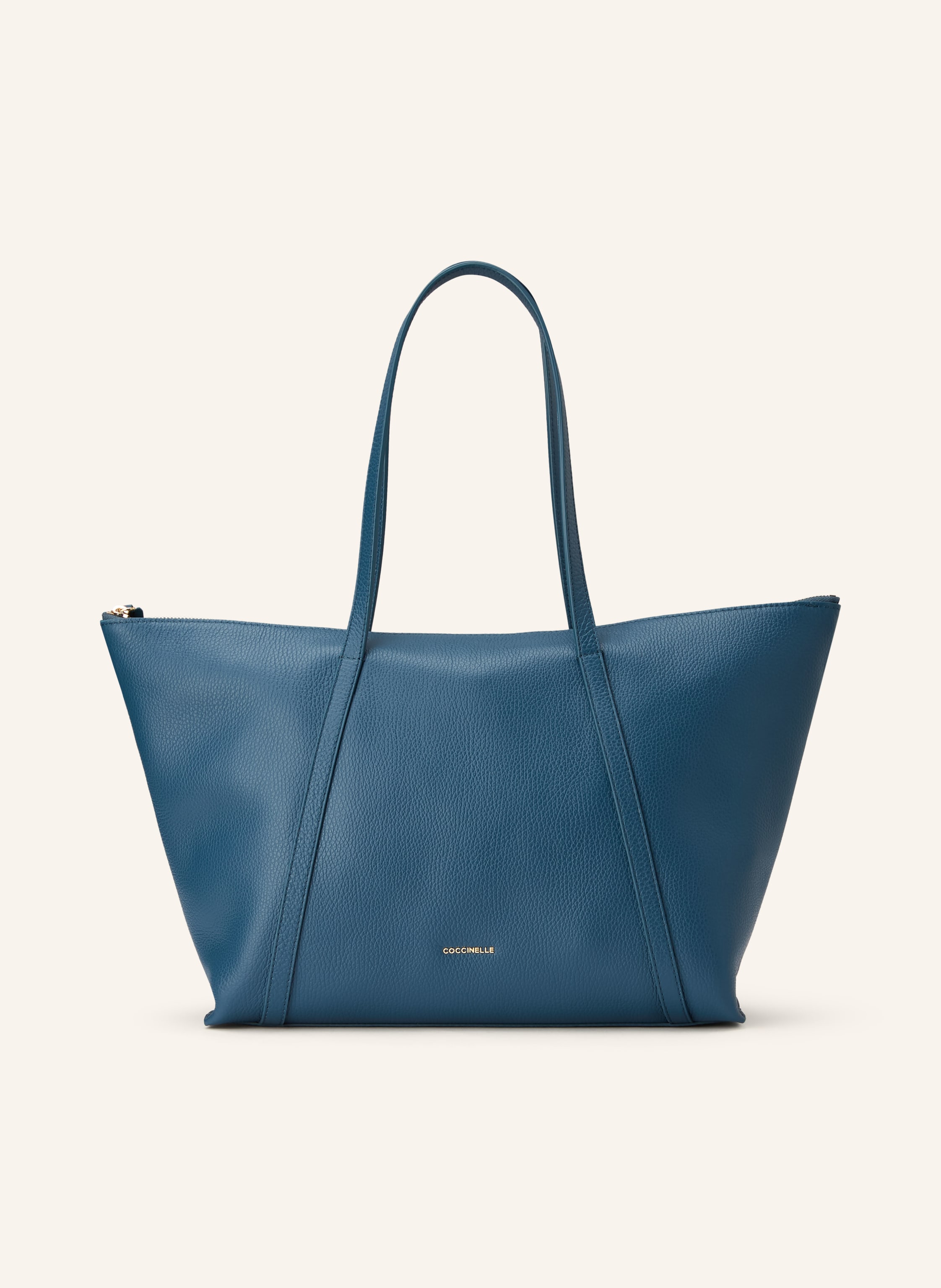 Coccinelle Ein Innenfach mit Reißverschluss. Zwei Steckfächer. Zwei Tragegriffe. Verstärkter Taschenboden. Reißverschluss. Label-Detail. Fein genarbtes Leder. Unifarben in blau
