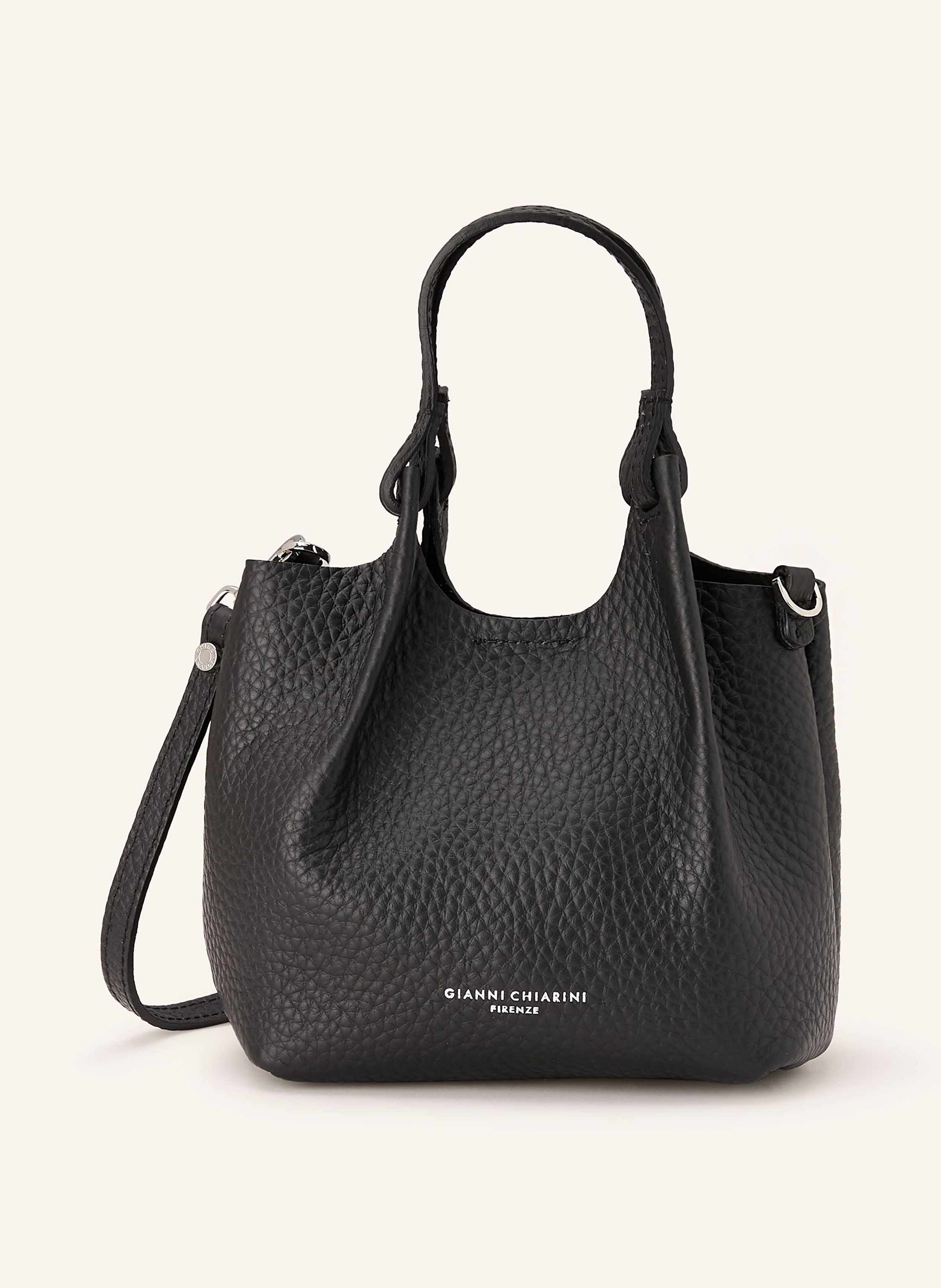 Gianni Chiarini Innen ein Hauptfach. Abnehmbarer Schulterriemen. Ein Tragegriff. Längenverstellbarer Schulterriemen. Verstärkter Taschenboden. Magnetverschluss. Label-Print. Genarbtes Leder. Unifarben. Matte Optik Mini in schwarz