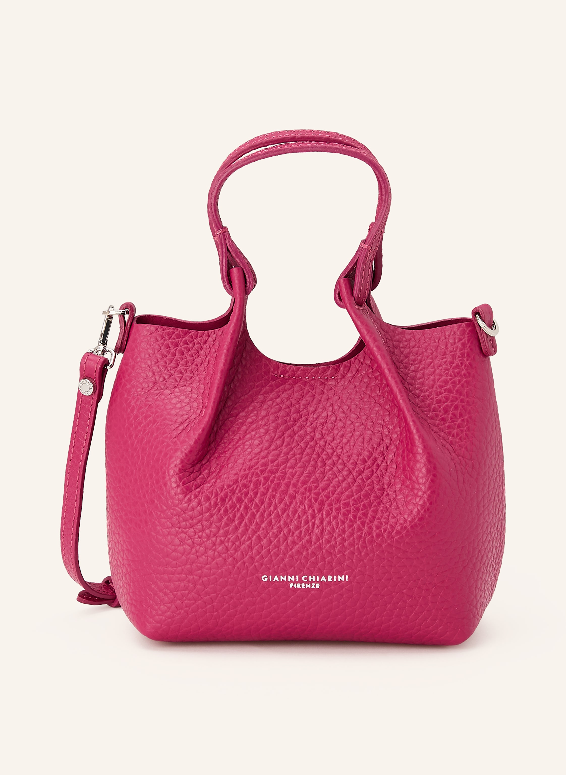 Gianni Chiarini Innen ein Hauptfach. Abnehmbarer Schulterriemen. Ein Tragegriff. Längenverstellbarer Schulterriemen. Verstärkter Taschenboden. Magnetverschluss. Label-Print. Genarbtes Leder. Unifarben. Matte Optik Mini in rot