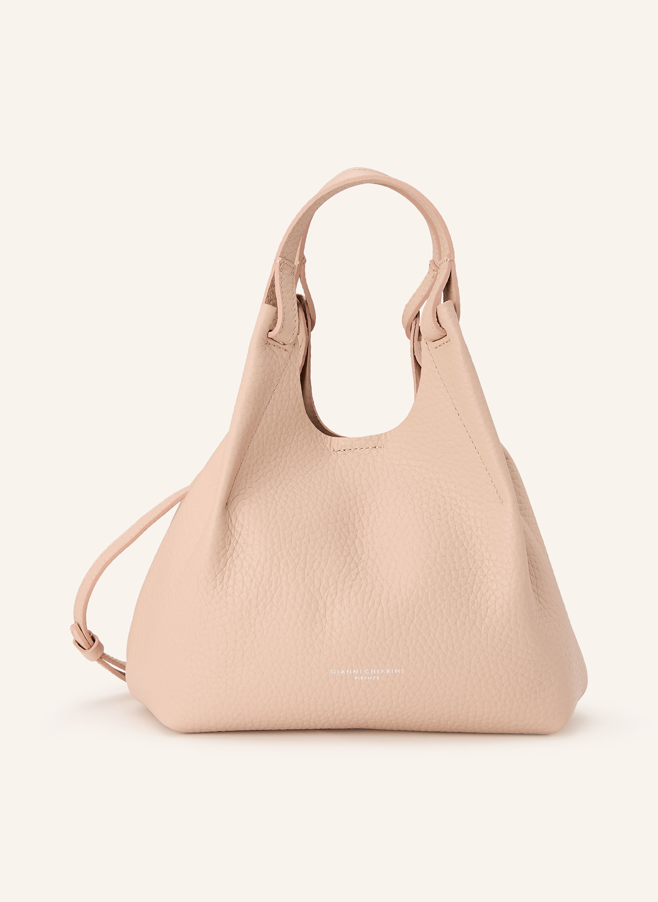 Gianni Chiarini Innen ein Hauptfach. Herausnehmbare Pouch. Abnehmbarer Schulterriemen. Längenverstellbarer Schulterriemen. Zwei Tragegriffe. Verstärkter Taschenboden. Magnetverschluss. Label-Print. Genarbtes Leder. U Medium in rosé