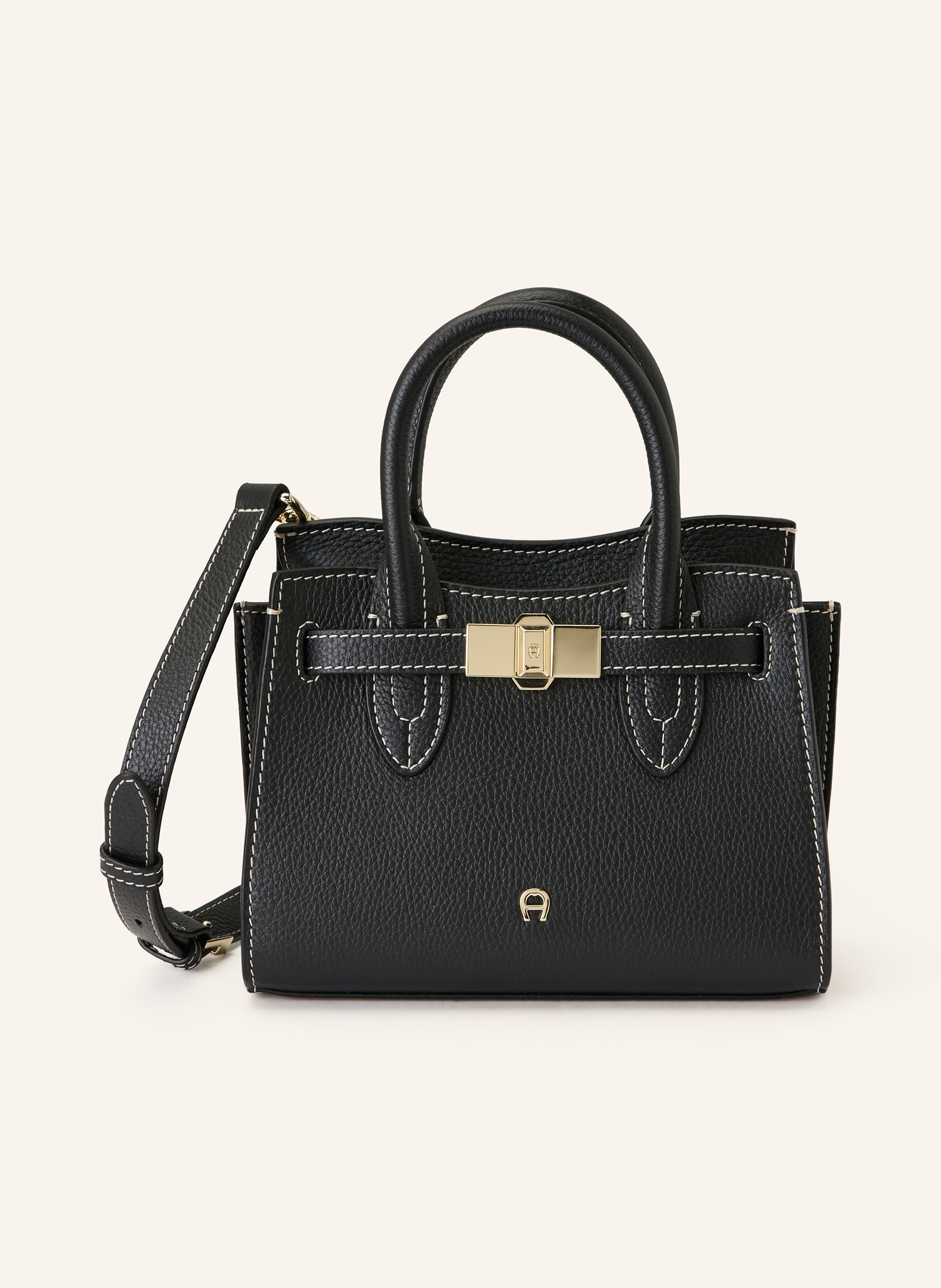 Aigner Innen ein Hauptfach. Abnehmbarer Schulterriemen. Längenverstellbarer Schulterriemen. Zwei Tragegriffe. Verstärkter Taschenboden. Magnetverschluss. Label-Detail. Genarbtes Leder. Unifarben Small in schwarz / gold