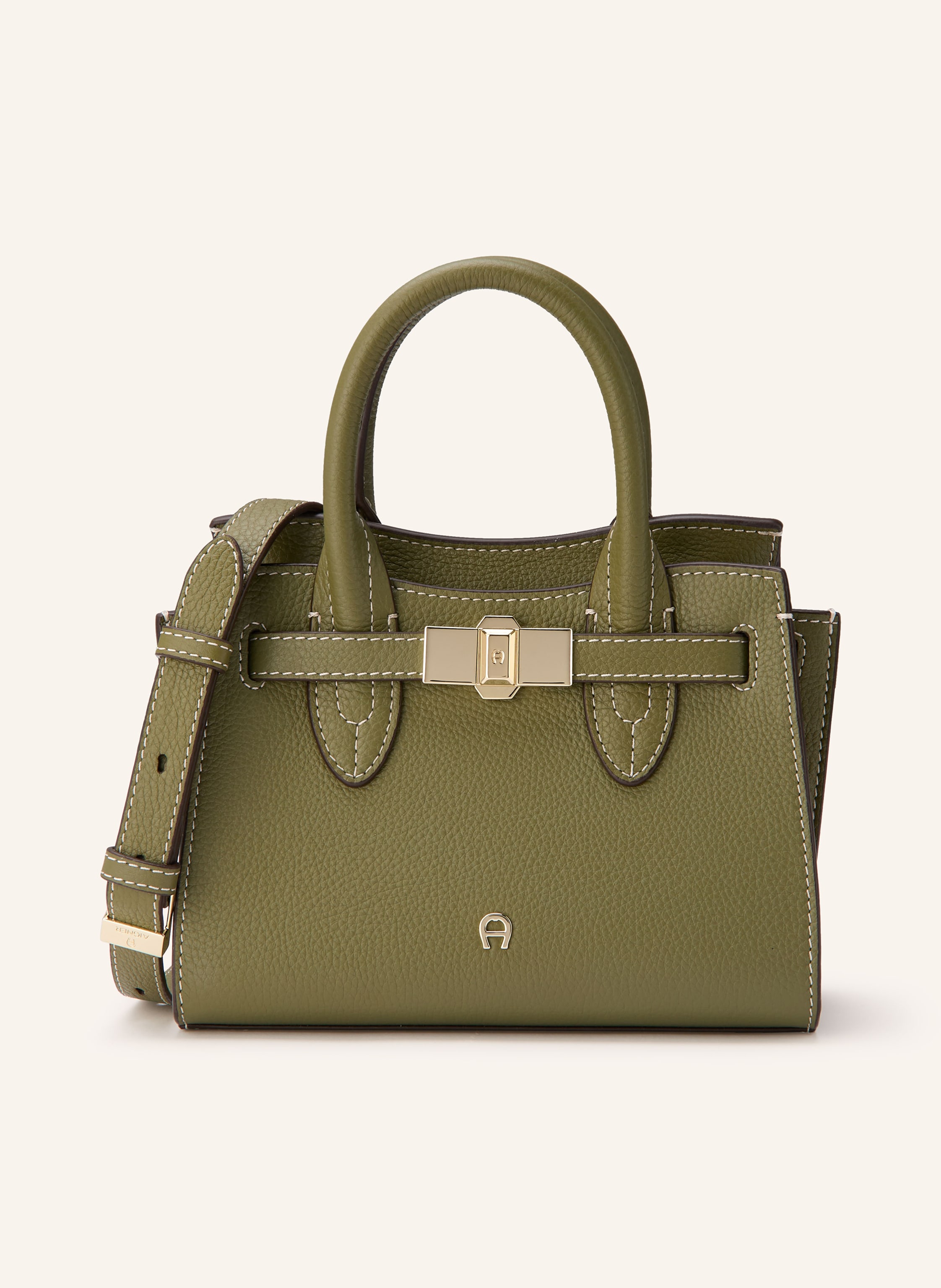 Aigner Innen ein Hauptfach. Abnehmbarer Schulterriemen. Längenverstellbarer Schulterriemen. Zwei Tragegriffe. Verstärkter Taschenboden. Magnetverschluss. Label-Detail. Genarbtes Leder. Unifarben Small in grün
