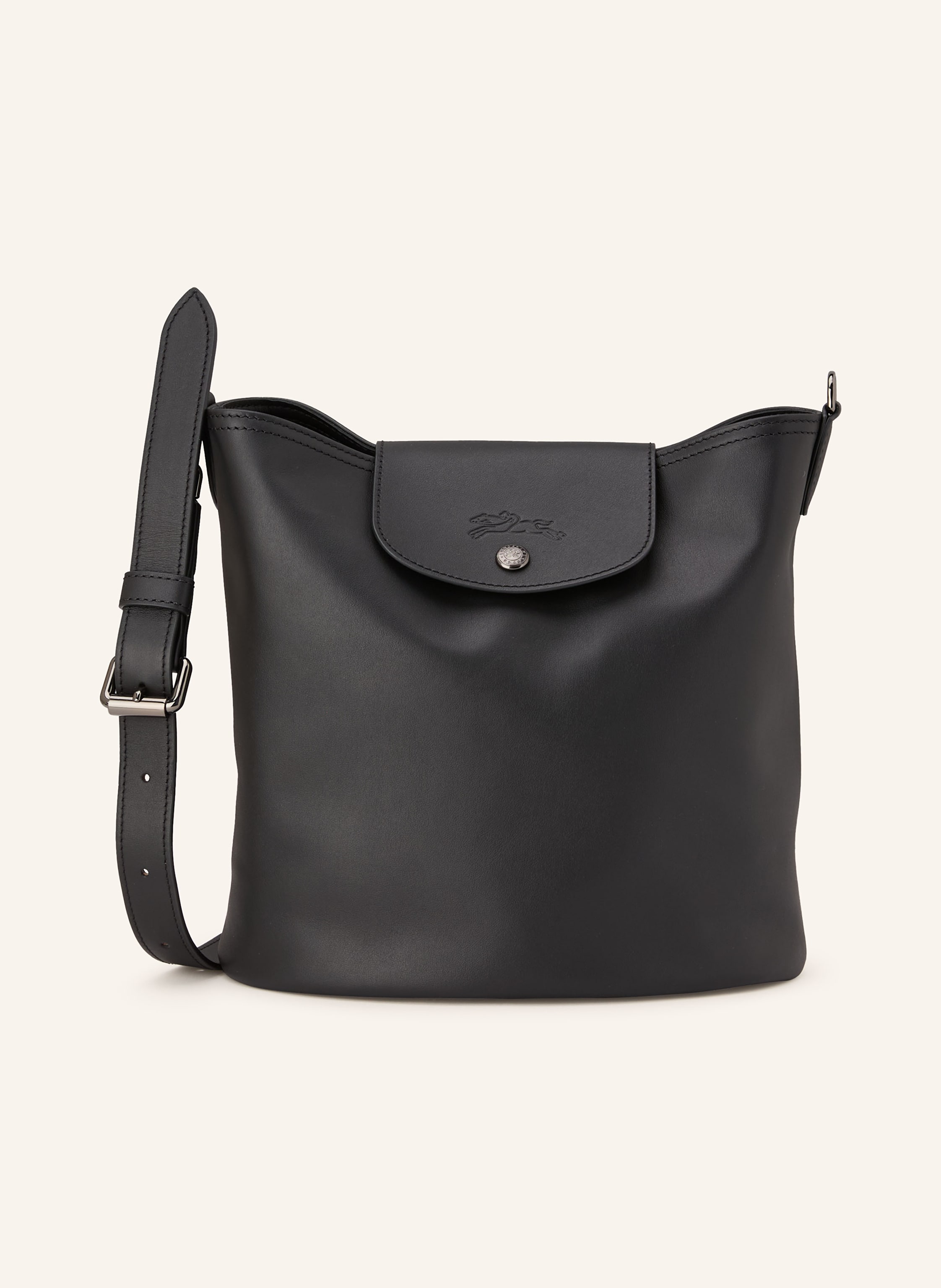 Longchamp Ein Steckfach. Zwei Innenfächer mit Reißverschluss. Abnehmbarer Schulterriemen. Längenverstellbarer Schulterriemen. Verstärkter Taschenboden. Druckknopf. Label-Details. Glattleder. Unifarben in schwarz
