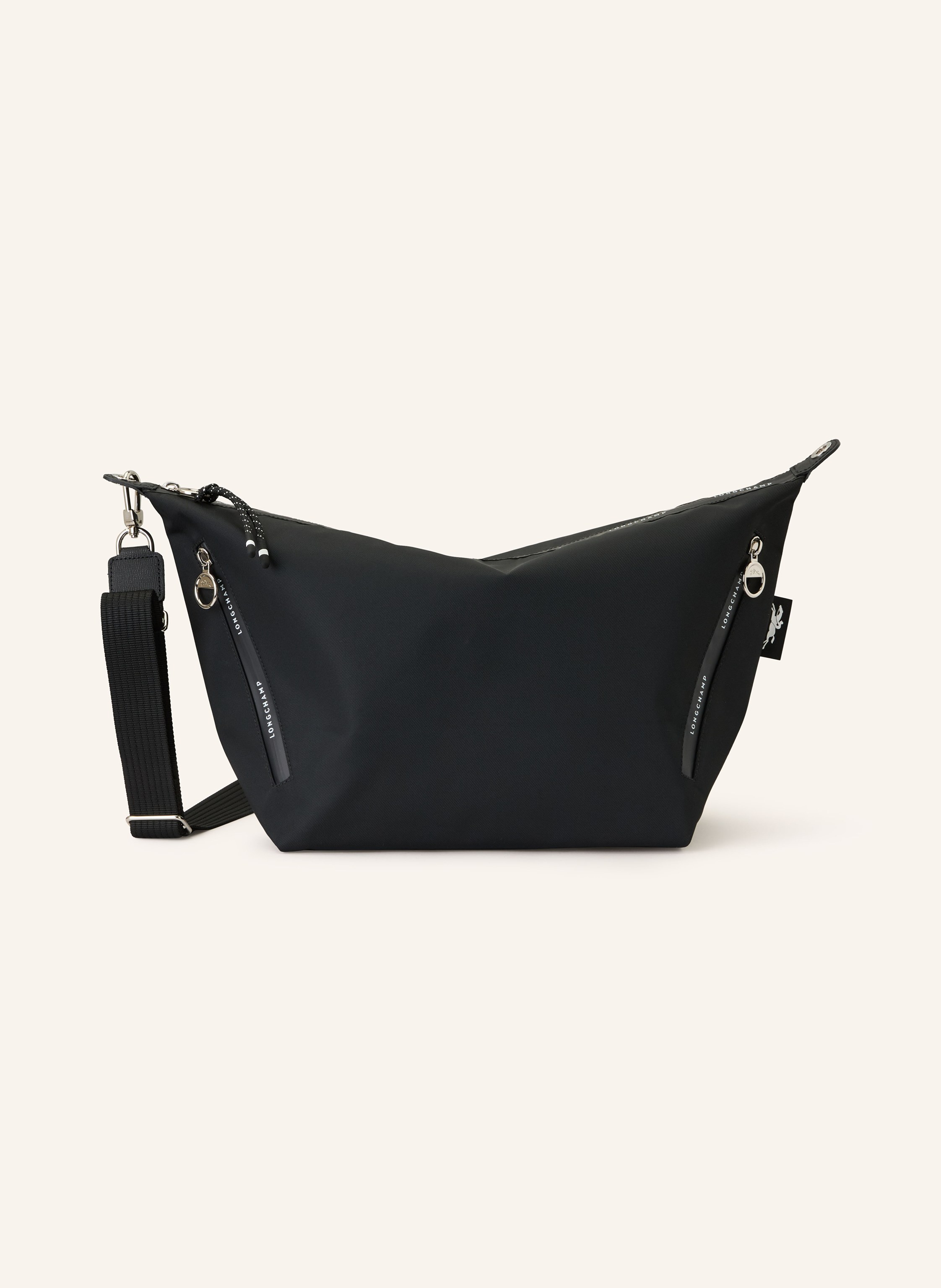 Longchamp Ein Innenfach mit Reißverschluss. Ein Steckfach. Innen ein Hauptfach. Abnehmbarer Schulterriemen. Längenverstellbarer Schulterriemen. Verstärkter Taschenboden. Reißverschluss. Label-Detail. Synthetik. in schwarz